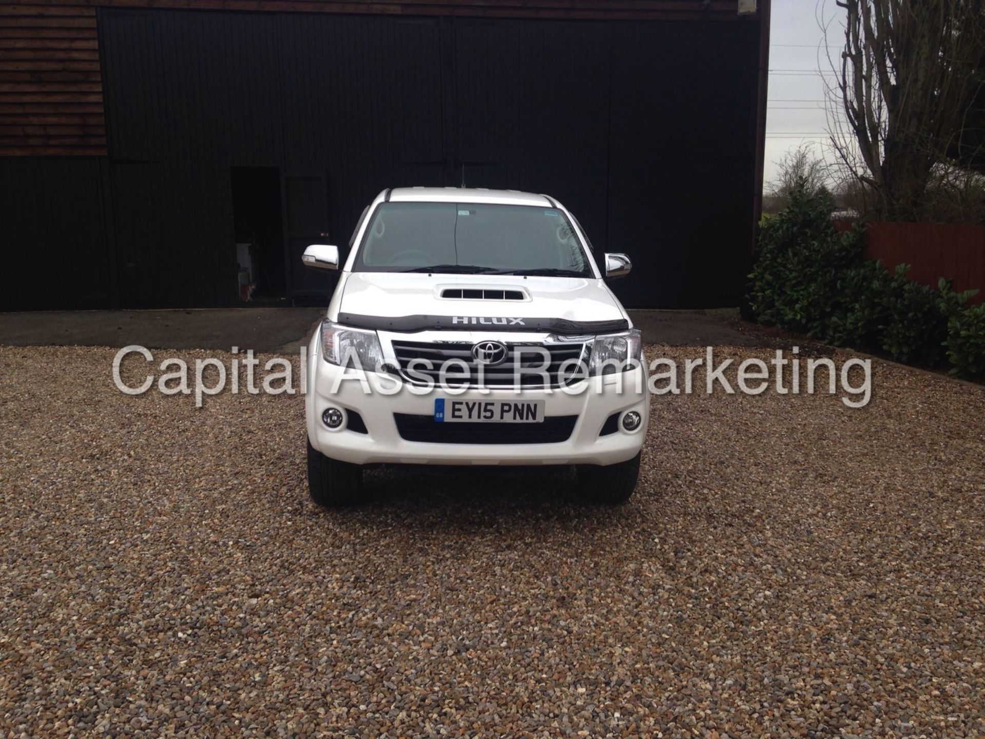 TOYOTA HILUX 3.0DI-D "INVINCIBLE - WHITE EDITION" DOUBLE CAB (2015 - 15 REG) NEW SHAPE - LOW MILEAGE - Image 2 of 13