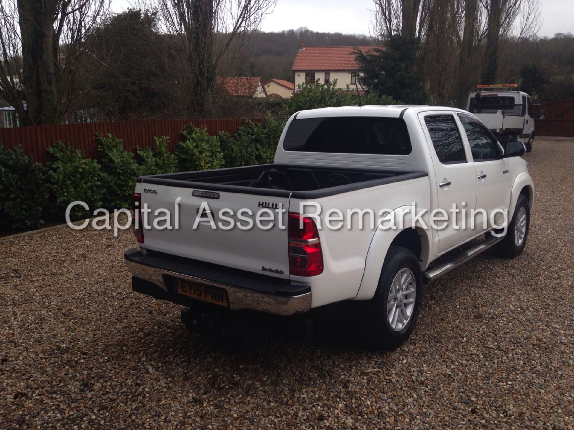 TOYOTA HILUX 3.0DI-D "INVINCIBLE - WHITE EDITION" DOUBLE CAB (2015 - 15 REG) NEW SHAPE - LOW MILEAGE - Image 7 of 13