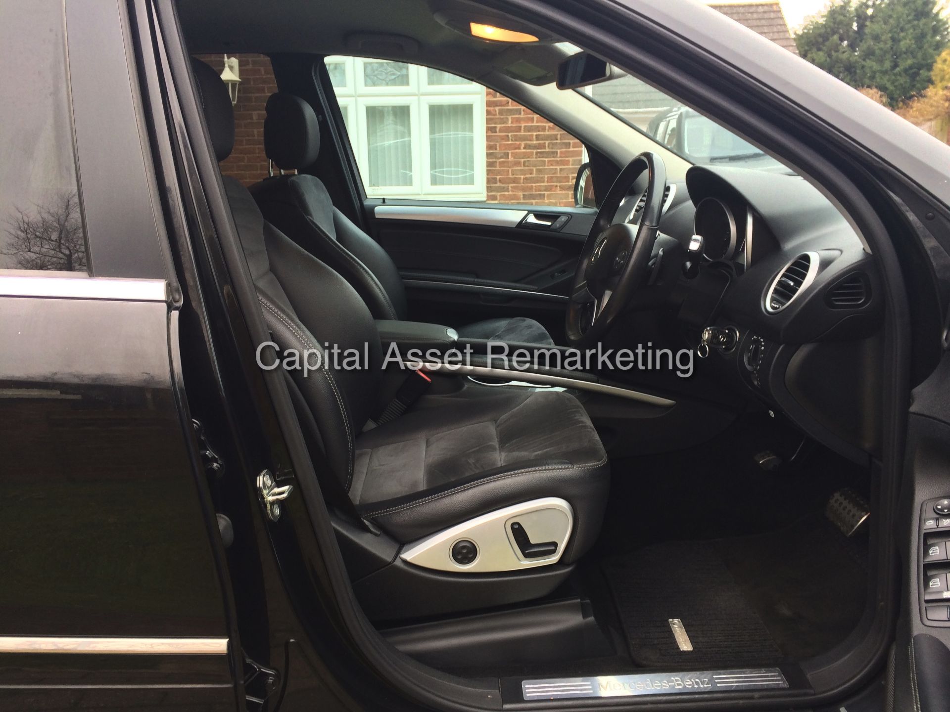 MERCEDES ML 350CDI "SPORT - BLACK EDITION" AUTO / TIP-TRONIC - FULLY LOADED - SAT NAV - STUNNING !!! - Image 9 of 25