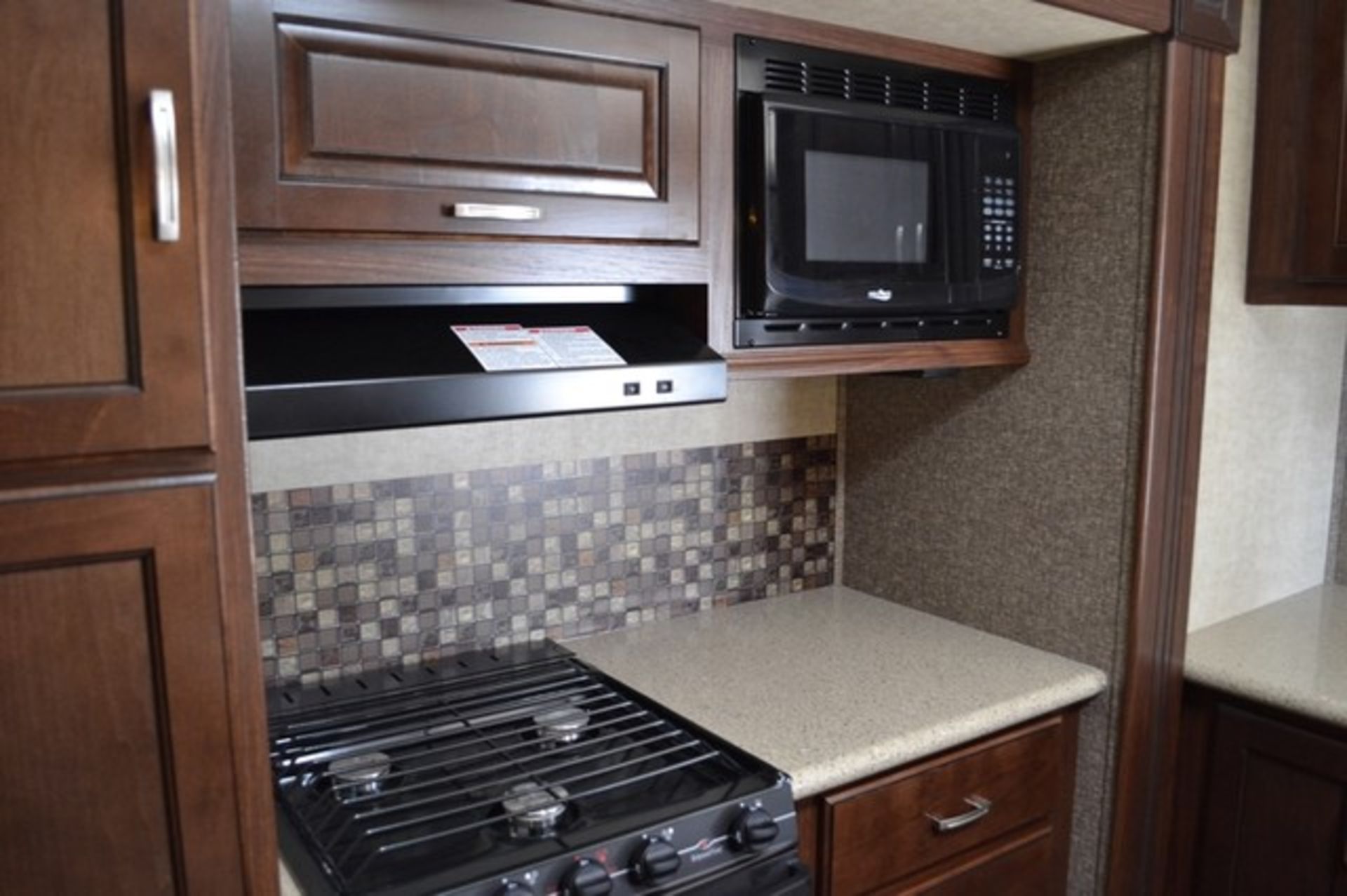 HEARTLAND SUNDANCE TRAVEL TRAILER 322 RES **BRAND NEW** DIRECT FROM HEARTLAND** FULL SPEC**A/C** - Image 12 of 12