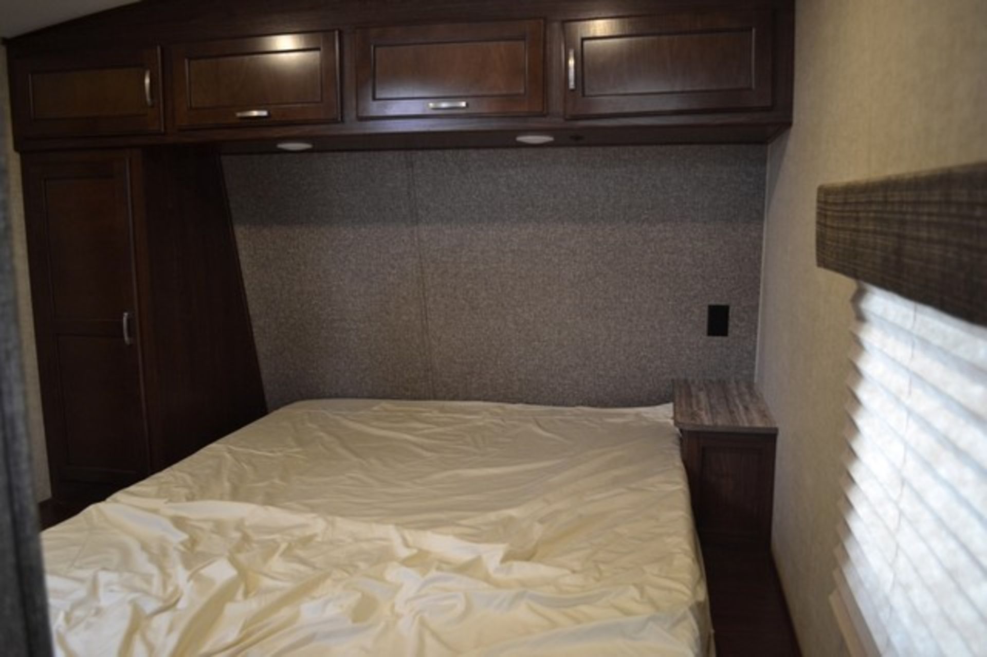 HEARTLAND SUNDANCE TRAVEL TRAILER 322 RES **BRAND NEW** DIRECT FROM HEARTLAND** FULL SPEC**A/C** - Image 9 of 12