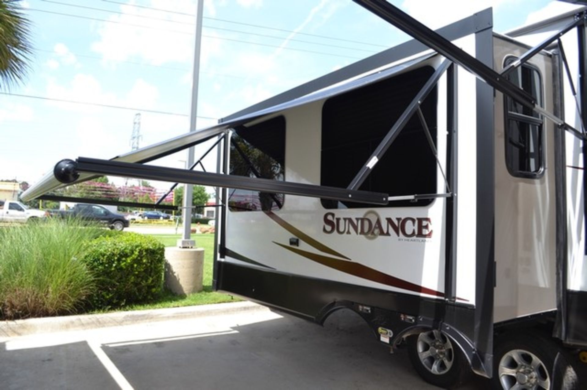 HEARTLAND SUNDANCE TRAVEL TRAILER 322 RES **BRAND NEW** DIRECT FROM HEARTLAND** FULL SPEC**A/C** - Image 2 of 12