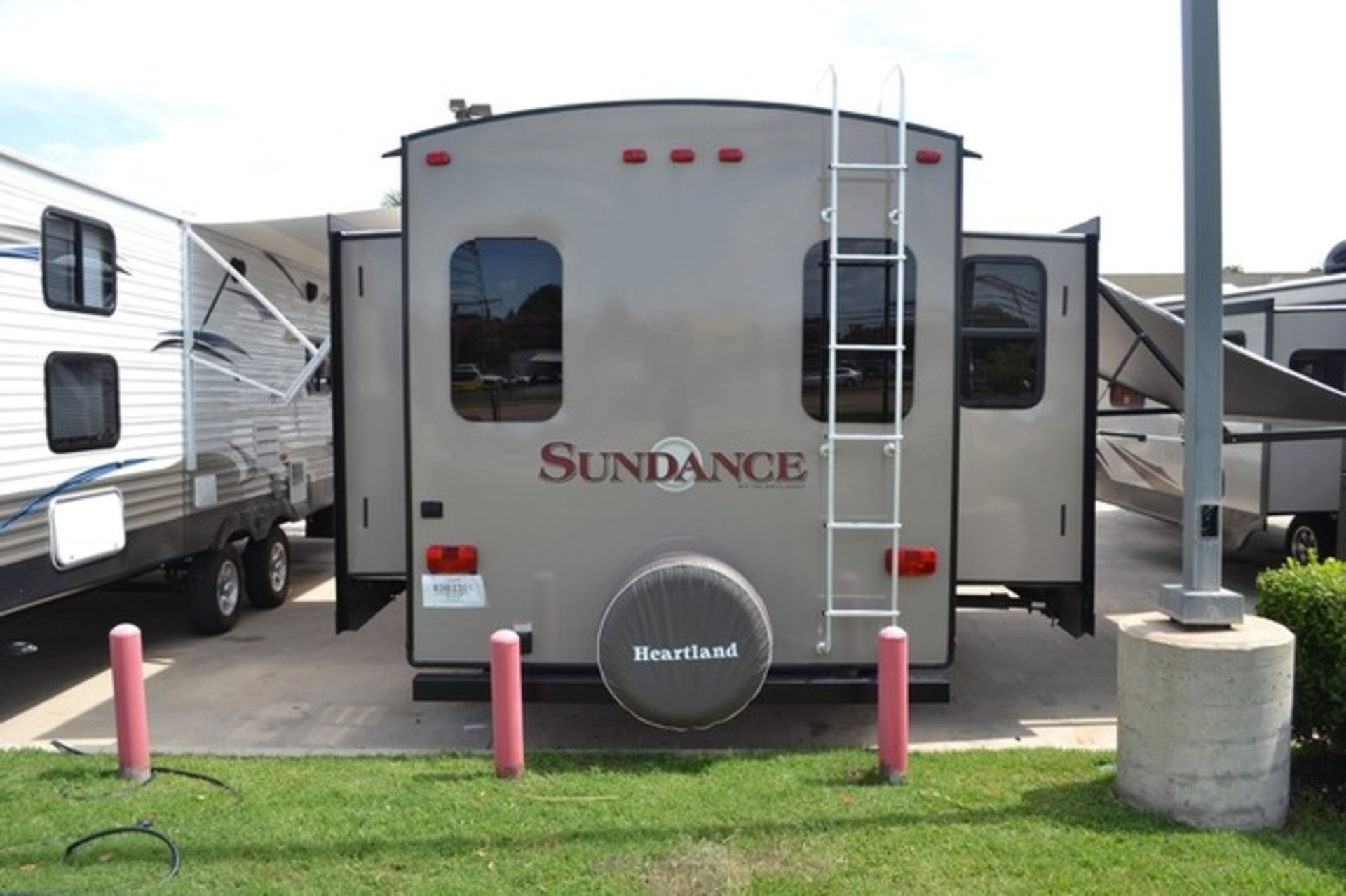 HEARTLAND SUNDANCE TRAVEL TRAILER 322 RES **BRAND NEW** DIRECT FROM HEARTLAND** FULL SPEC**A/C** - Image 4 of 12