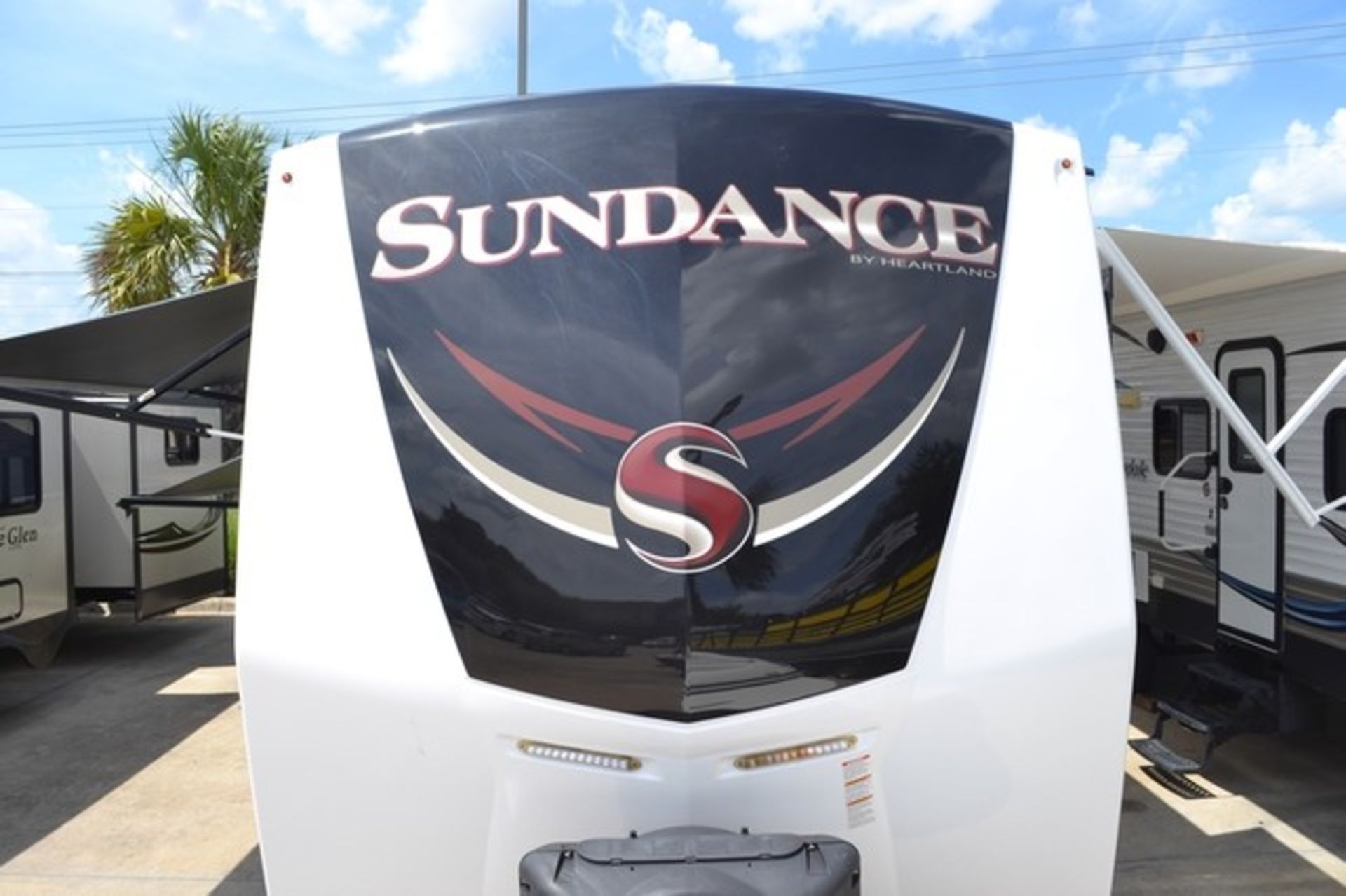 HEARTLAND SUNDANCE TRAVEL TRAILER 322 RES **BRAND NEW** DIRECT FROM HEARTLAND** FULL SPEC**A/C** - Image 3 of 12