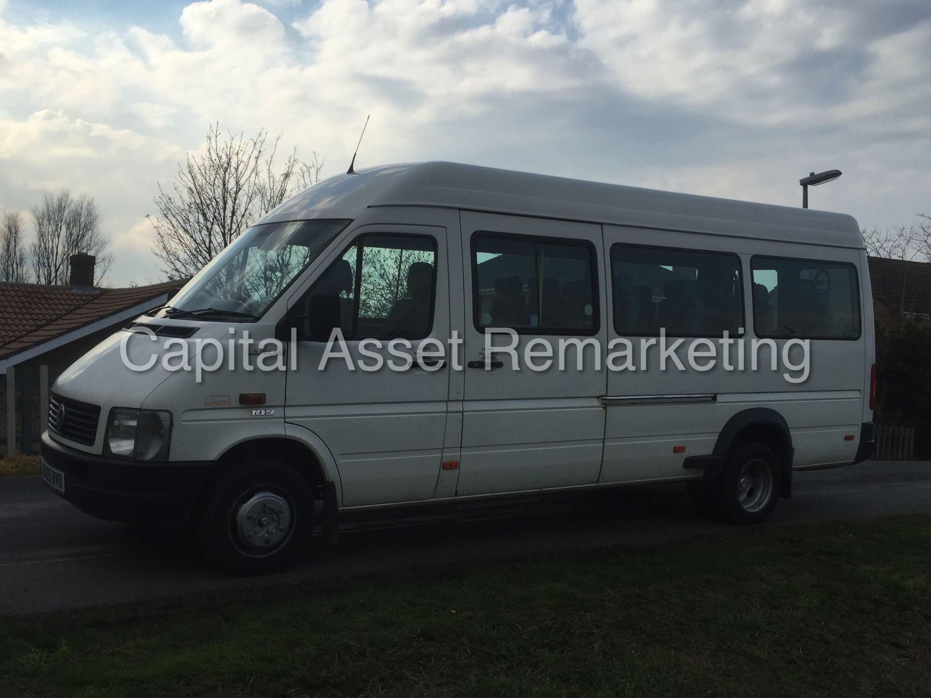 (ON SALE) VOLKSWAGEN LT46 '17 SEATER MINI-BUS' (2005) 2.5 TDI - 109 BHP - REAR LIFT - A/C (NO VAT) - Image 2 of 20