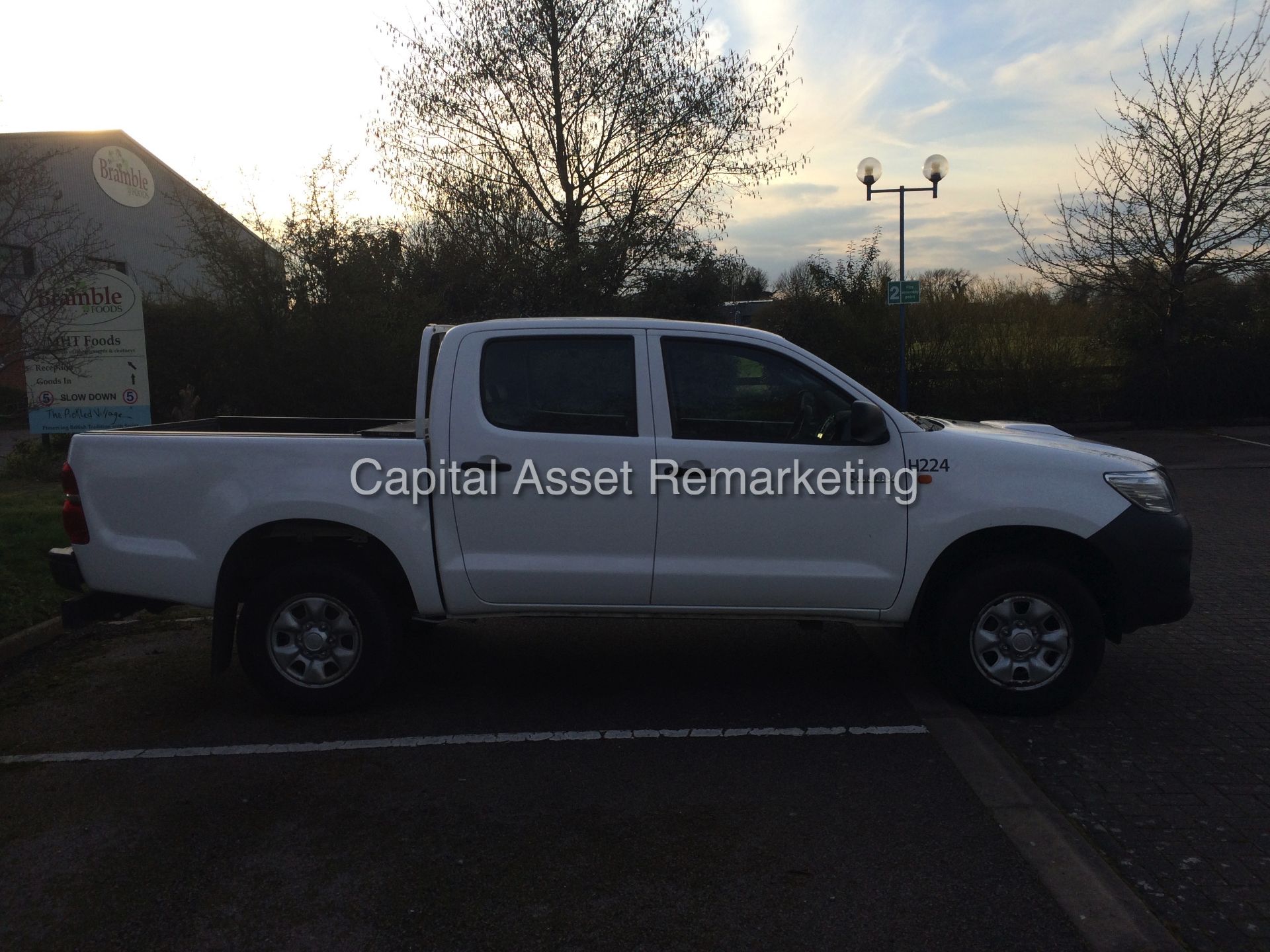 TOYOTA HILUX 2.5 D-4D (2013 MODEL) DOUBLE CAB - NEW SHAPE - 1 OWNER - FSH - AIR CON - ELEC PACK - Image 8 of 21