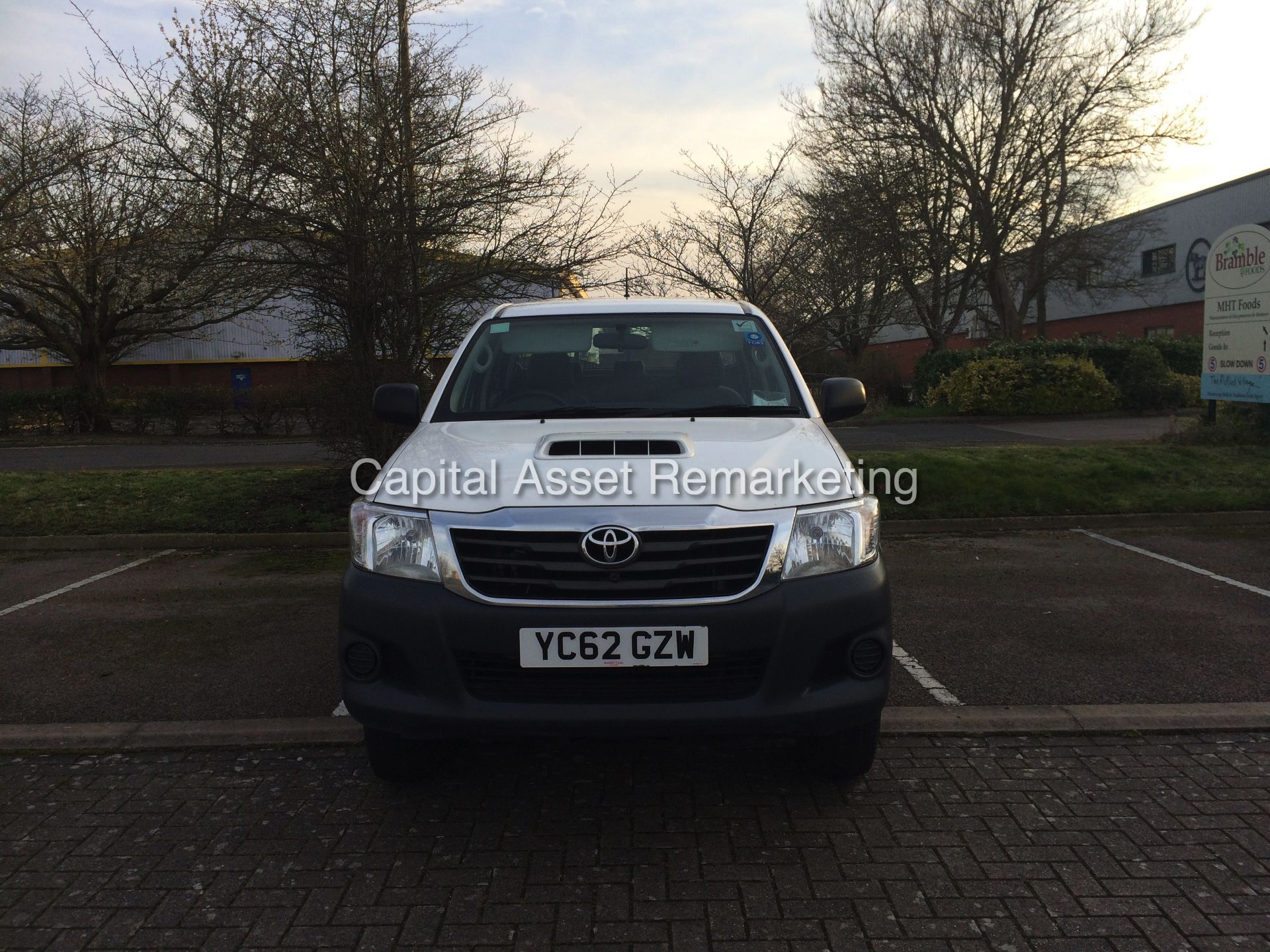 TOYOTA HILUX 2.5 D-4D (2013 MODEL) DOUBLE CAB - NEW SHAPE - 1 OWNER - FSH - AIR CON - ELEC PACK - Image 2 of 21