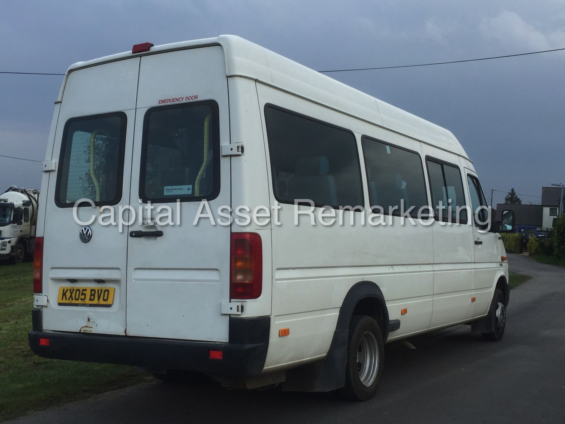 (ON SALE) VOLKSWAGEN LT46 '17 SEATER MINI-BUS' (2005) 2.5 TDI - 109 BHP - REAR LIFT - A/C (NO VAT) - Image 8 of 20