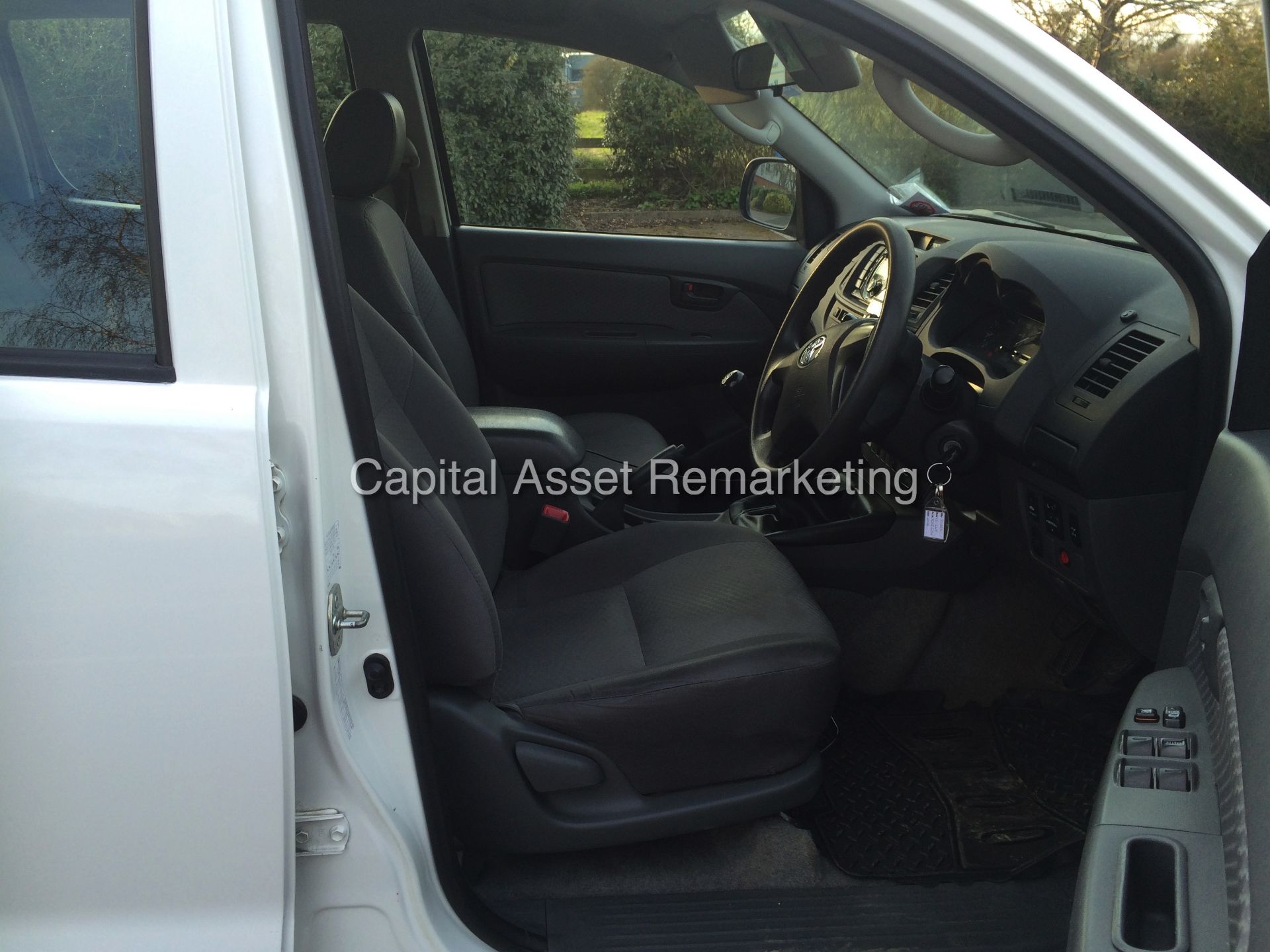 TOYOTA HILUX 2.5 D-4D (2013 MODEL) DOUBLE CAB - NEW SHAPE - 1 OWNER - FSH - AIR CON - ELEC PACK - Image 9 of 21