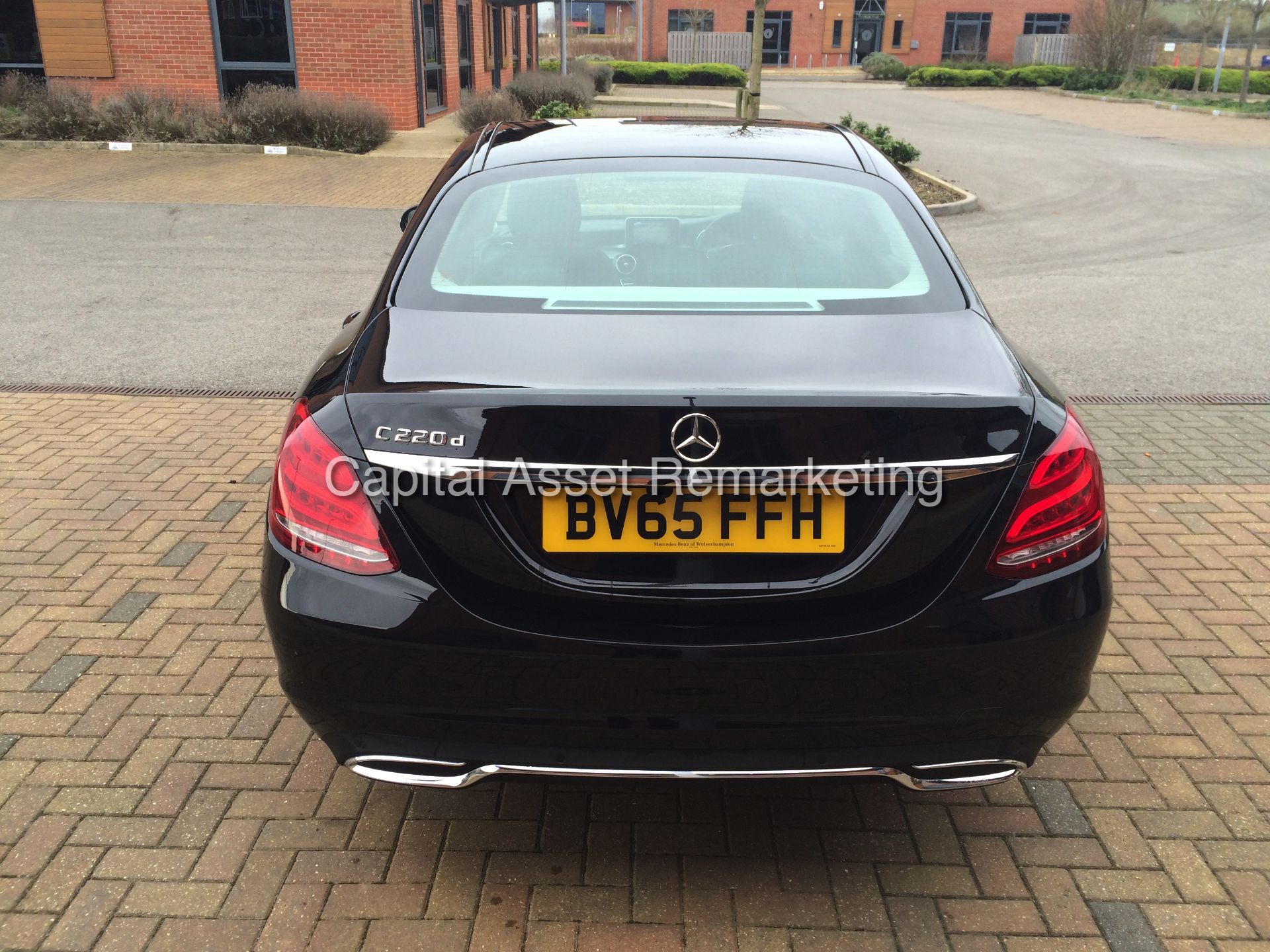 (ON SALE) MERCEDES-BENZ C220d BLUETEC 'SPORT' (2016 MODEL) LEATHER - SAT NAV - REVERSE CAMERA - Image 4 of 8