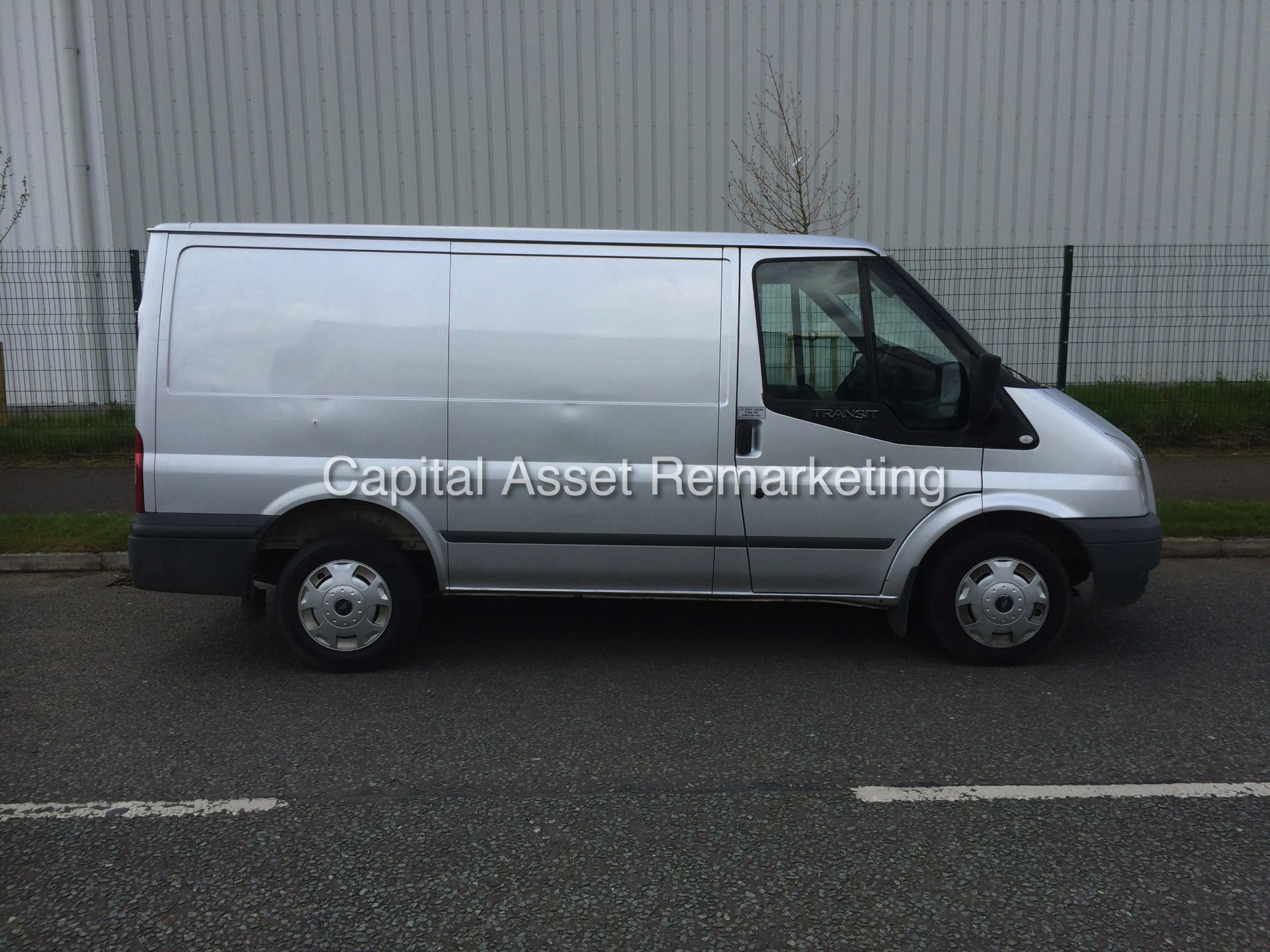 FORD TRANSIT 2.2TDCI "TREND" T260 SWB - 115PSI / 6 SPEED (2012 MODEL) AIR CON - ELEC PACK - SILVER - Image 8 of 19
