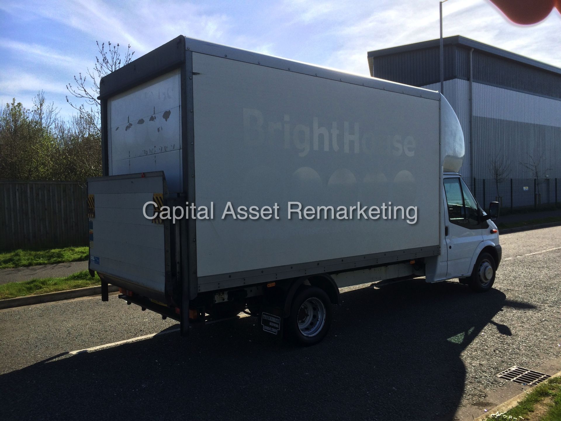 FORD TRANSIT T350 (115) - 2.4TDCI - 14 FOOT LUTON WITH ELECTRIC TAIL LIFT - LONG WHEEL BASE - - Image 8 of 19