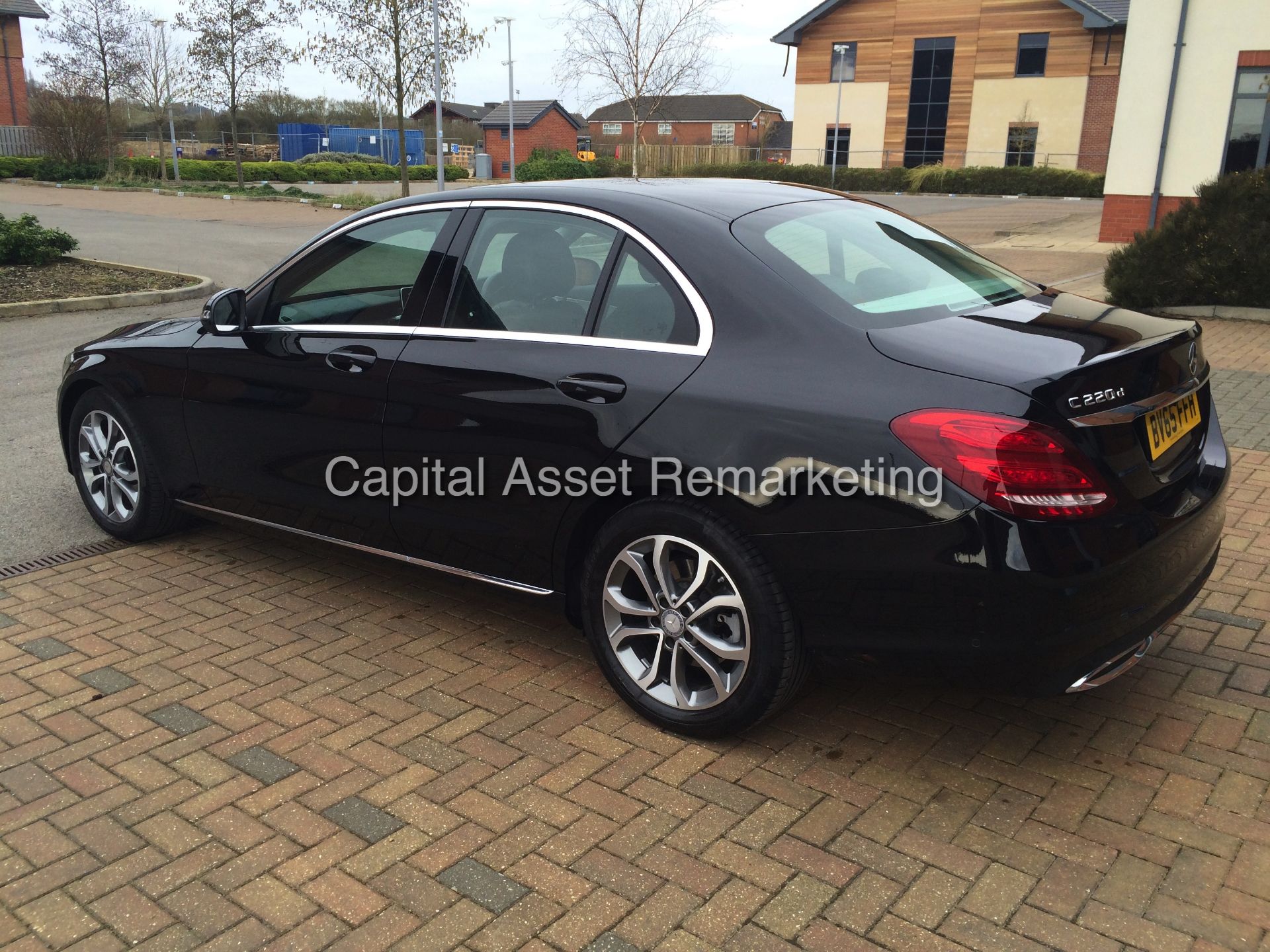 (ON SALE) MERCEDES-BENZ C220d BLUETEC 'SPORT' (2016 MODEL) LEATHER - SAT NAV - REVERSE CAMERA - Image 3 of 8