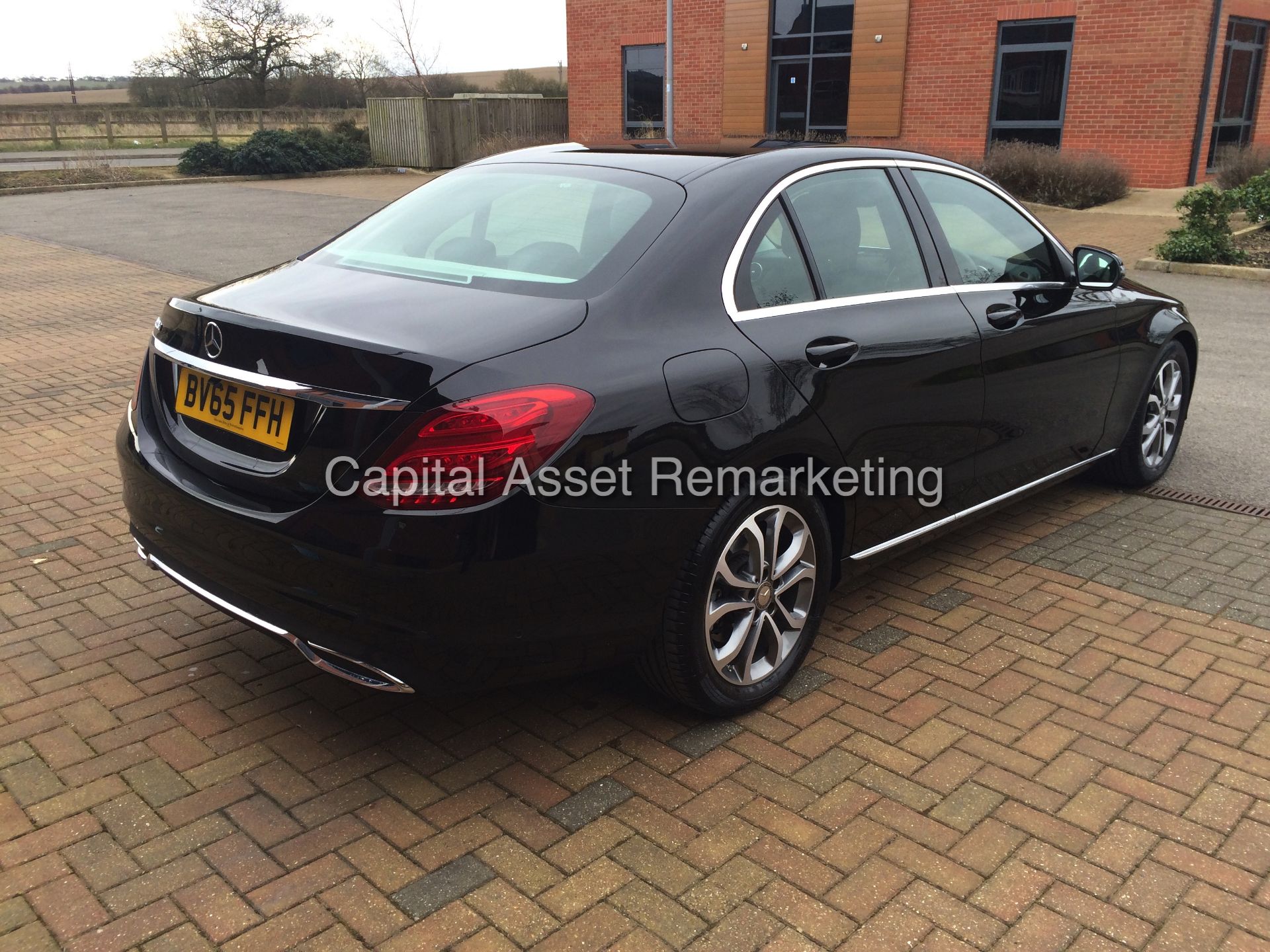 (ON SALE) MERCEDES-BENZ C220d BLUETEC 'SPORT' (2016 MODEL) LEATHER - SAT NAV - REVERSE CAMERA - Image 5 of 8