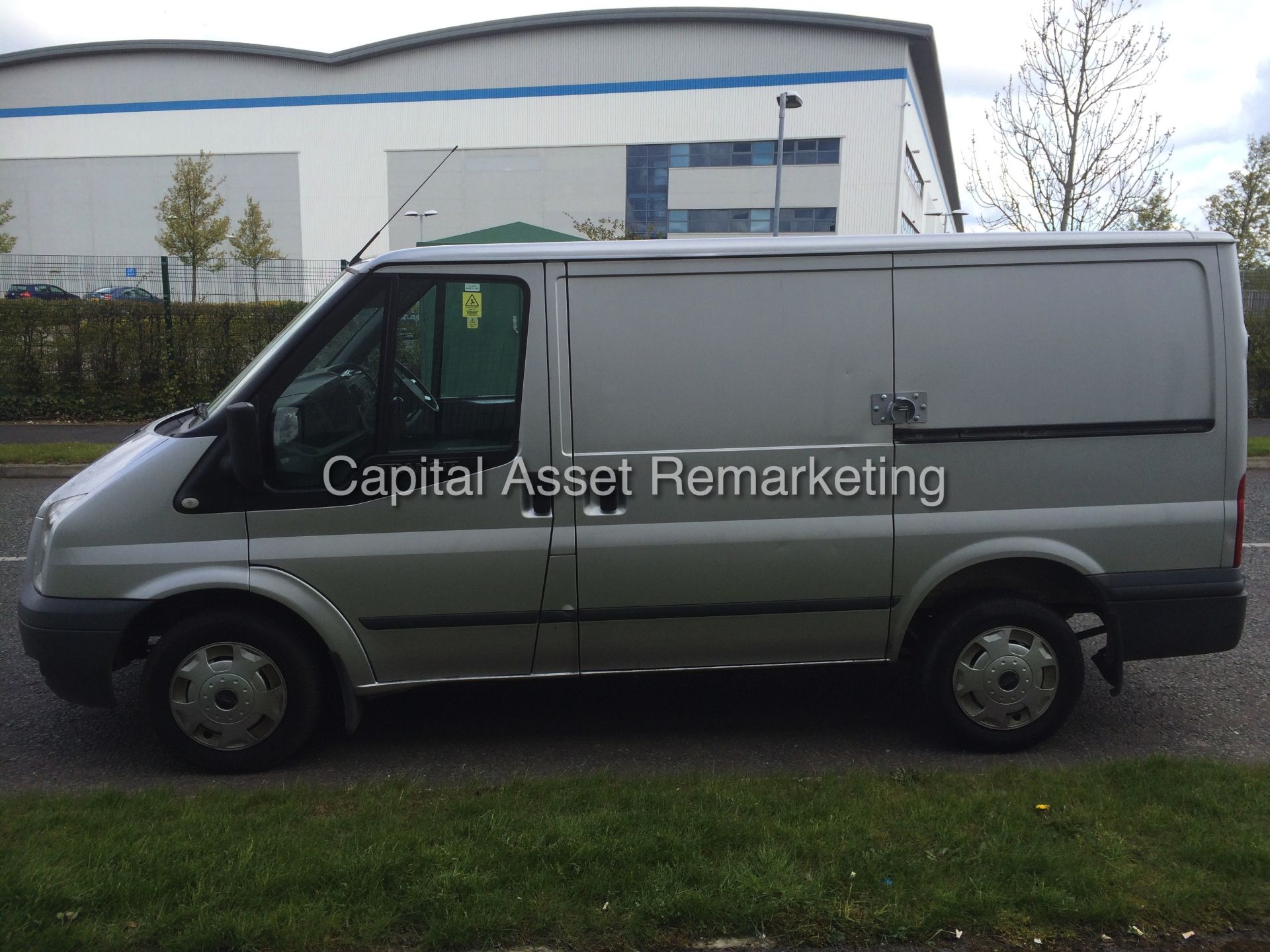 FORD TRANSIT 2.2TDCI "TREND" T260 SWB - 115PSI / 6 SPEED (2012 MODEL) AIR CON - ELEC PACK - SILVER - Image 4 of 19