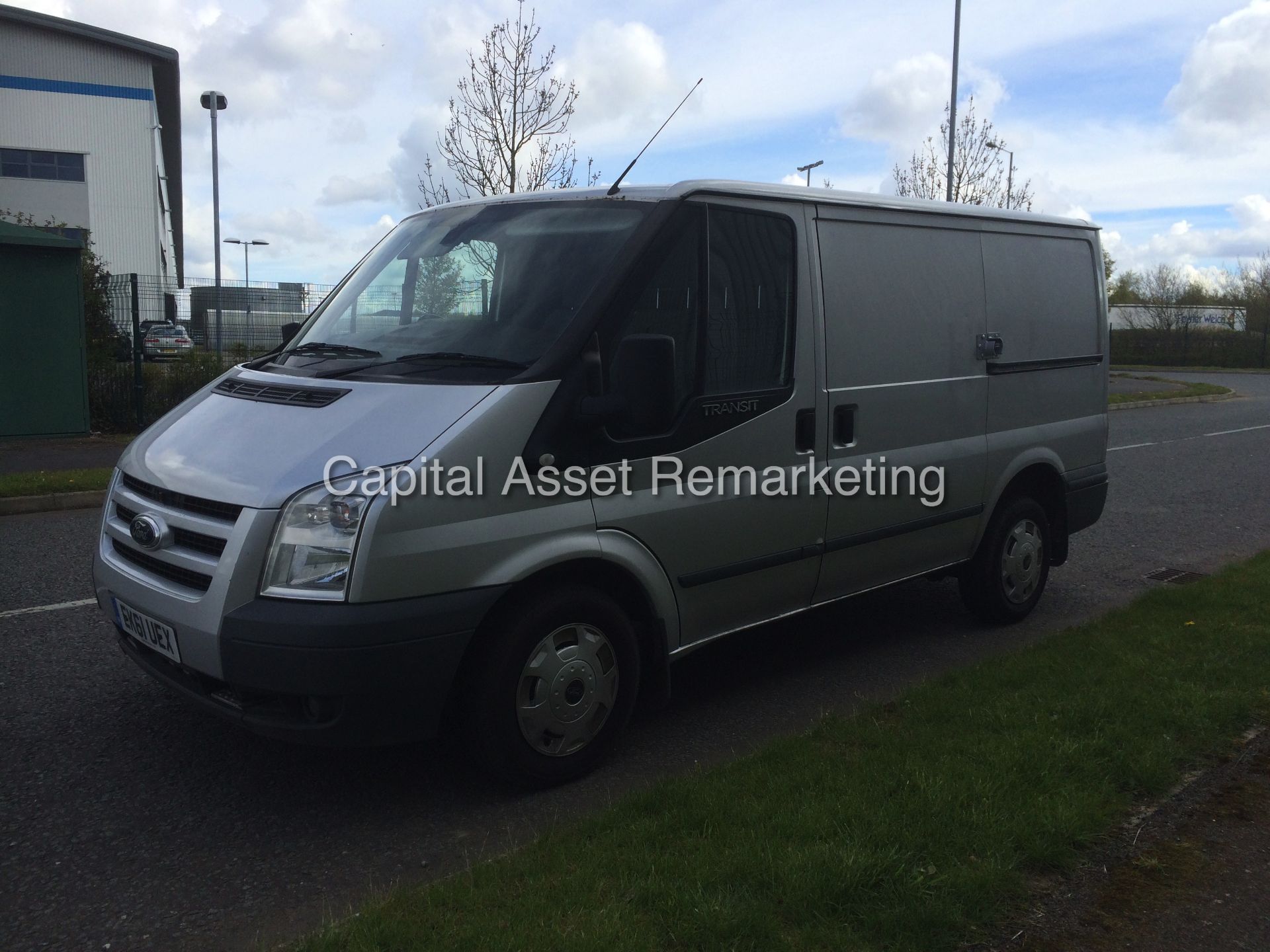 FORD TRANSIT 2.2TDCI "TREND" T260 SWB - 115PSI / 6 SPEED (2012 MODEL) AIR CON - ELEC PACK - SILVER - Image 3 of 19