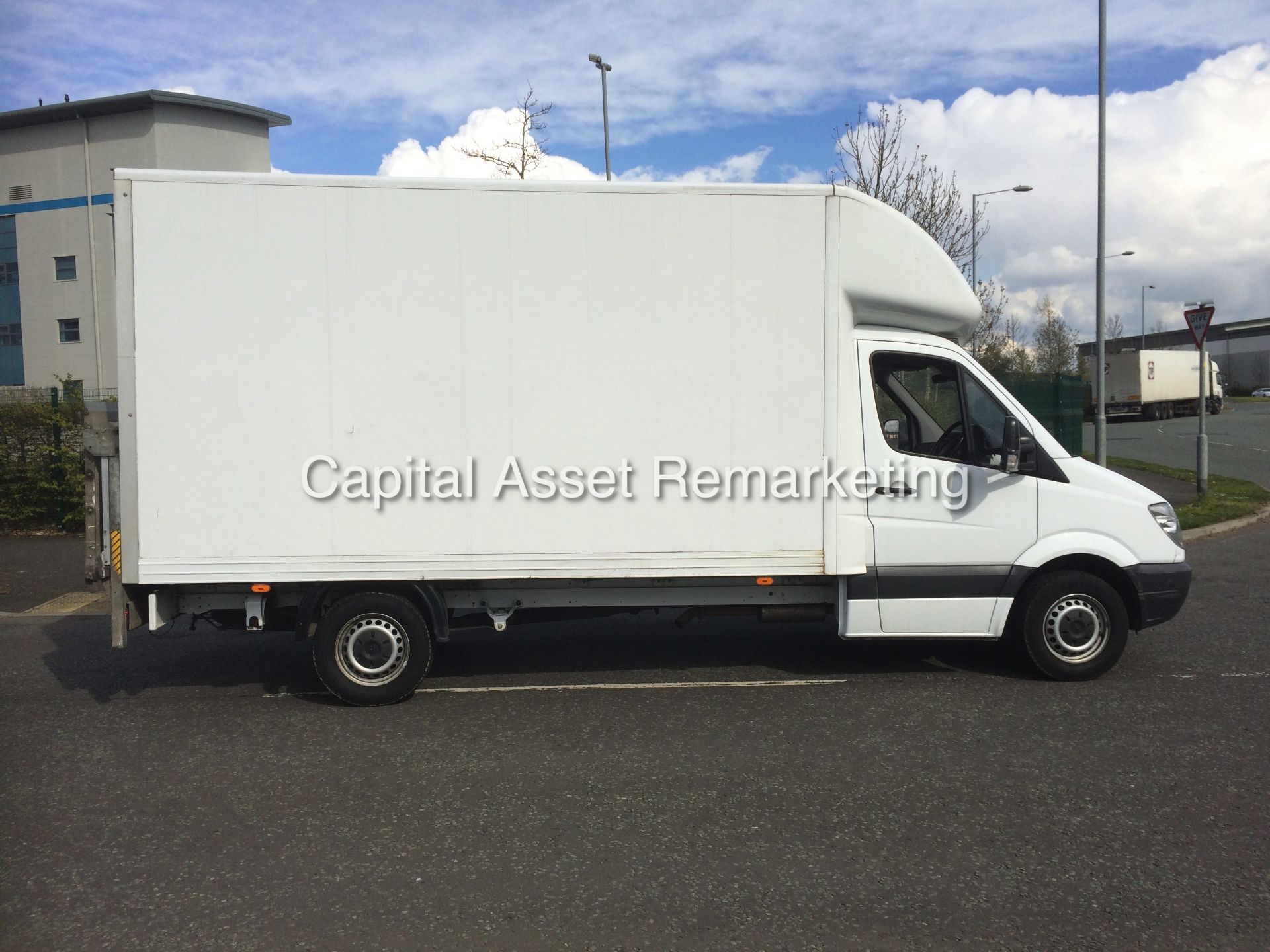 MERCEDES SPRINTER 313CDI - LONG WHEEL BASE LUTON WITH ELECTRIC TAIL LIFT - 13 REG - 1 OWNER - LOOK! - Image 6 of 15