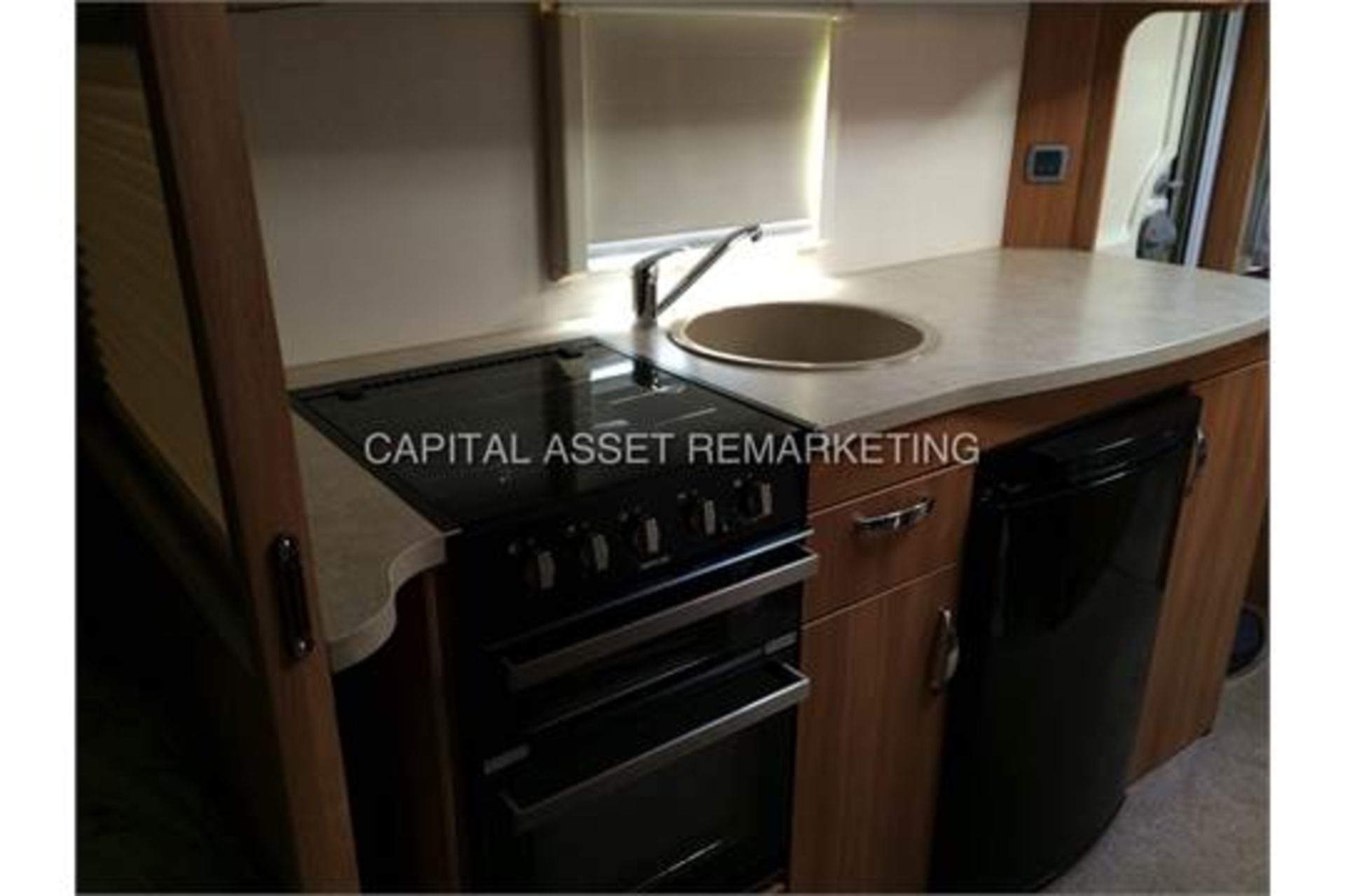 SWIFT "SPRITE QUATTRO FB" 6 BERTH LUXURY TOURING CARAVAN (2014) 1 OWNER - CRIS REGISTED - STUNNING - Image 12 of 27