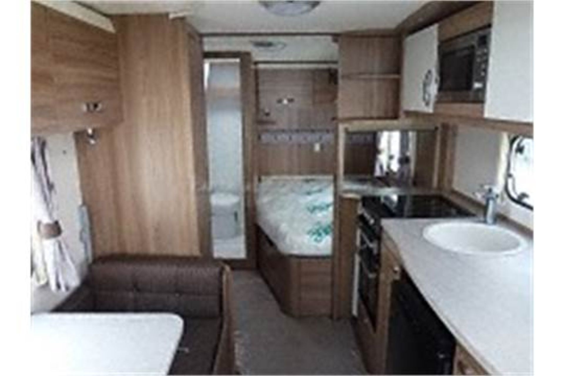 SWIFT "SPRITE QUATTRO FB" 6 BERTH LUXURY TOURING CARAVAN (2014) 1 OWNER - CRIS REGISTED - STUNNING - Image 10 of 27