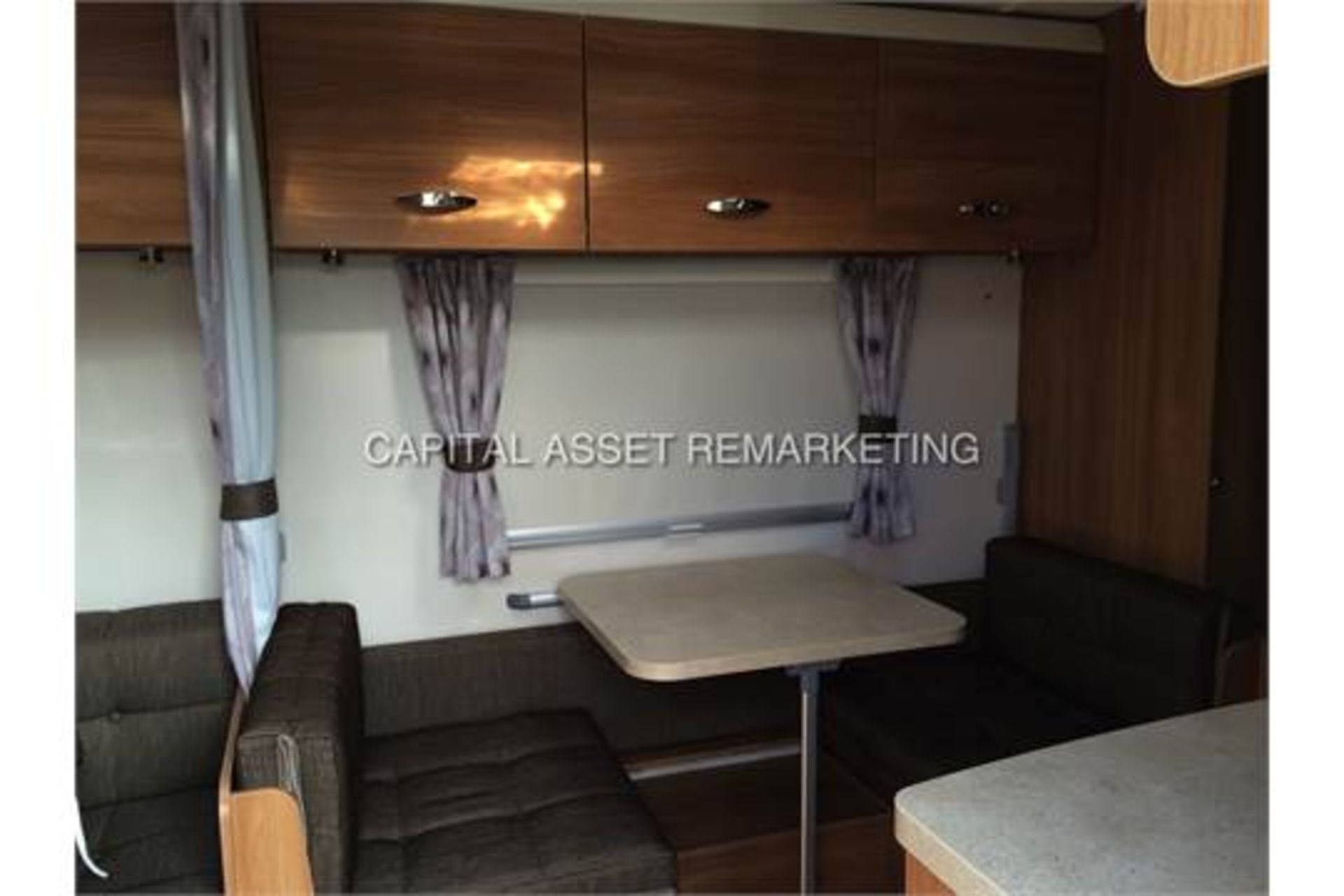 SWIFT "SPRITE - QUATTRO FB" (2014) 6 BERTH "LUXURY" TOURNING CARAVAN - 1 OWNER - FULLY LOADED LOOK - Image 21 of 25