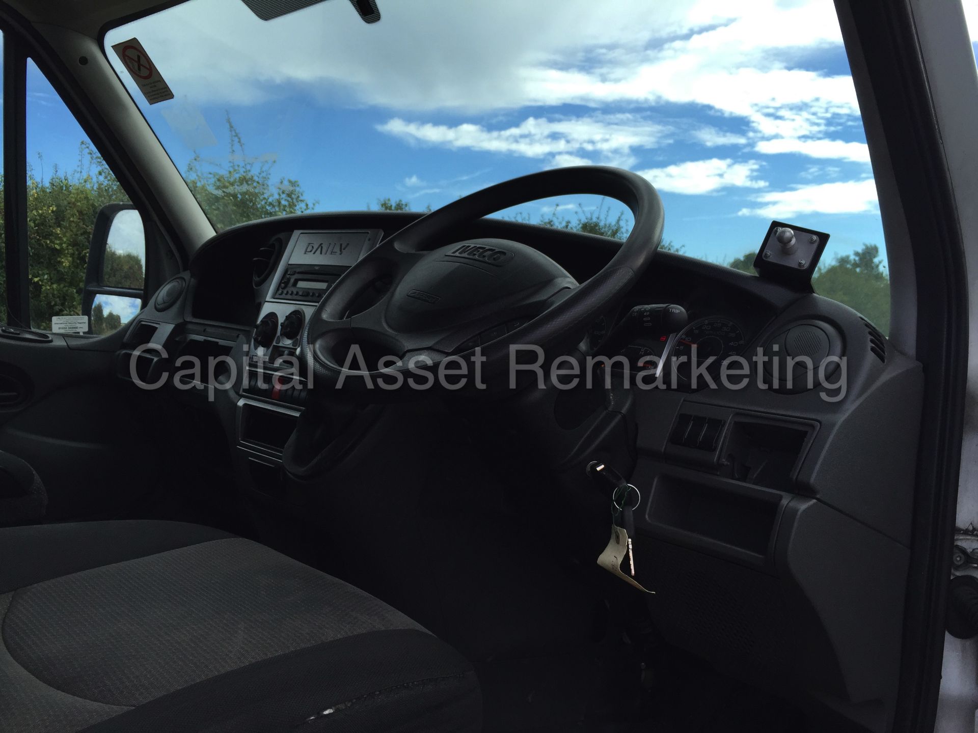 IVECO DAILY 35S11 'FRIDGE / BOX VAN' (2012 MODEL) '2.3 DIESEL - 6 SPEED' **OVER-NIGHT STANDBY** - Image 20 of 22
