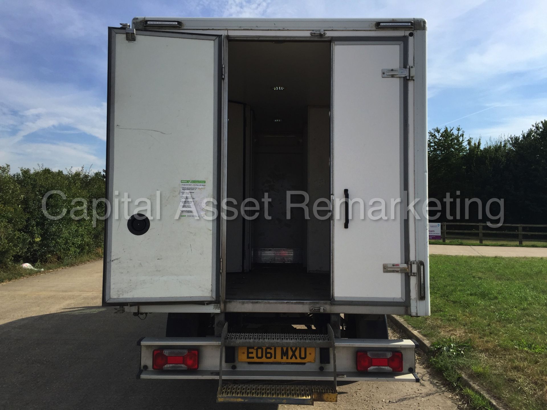 IVECO DAILY 35S11 'FRIDGE / BOX VAN' (2012 MODEL) '2.3 DIESEL - 6 SPEED' **OVER-NIGHT STANDBY** - Image 11 of 20