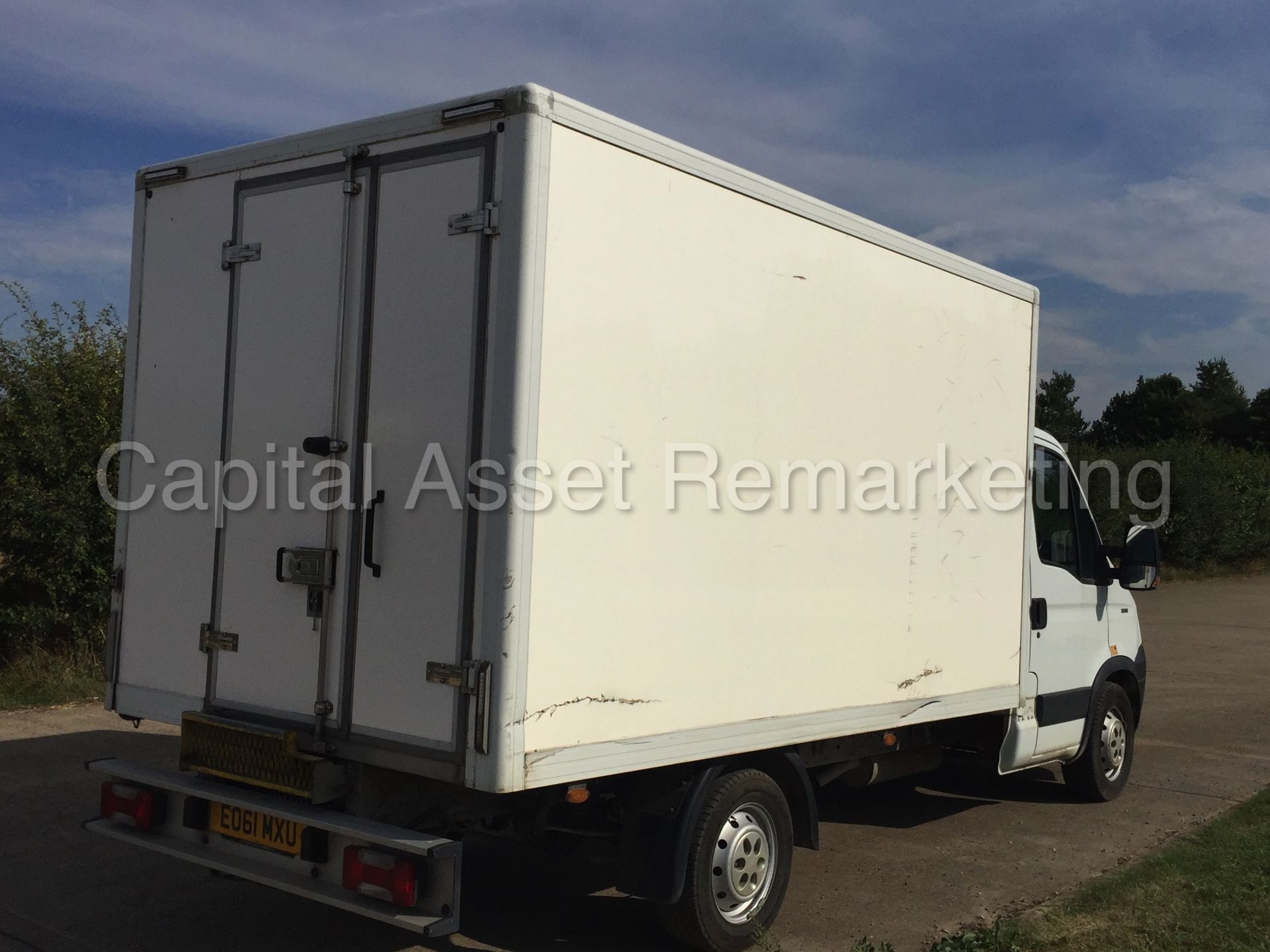 IVECO DAILY 35S11 'FRIDGE / BOX VAN' (2012 MODEL) '2.3 DIESEL - 6 SPEED' **OVER-NIGHT STANDBY** - Image 5 of 20