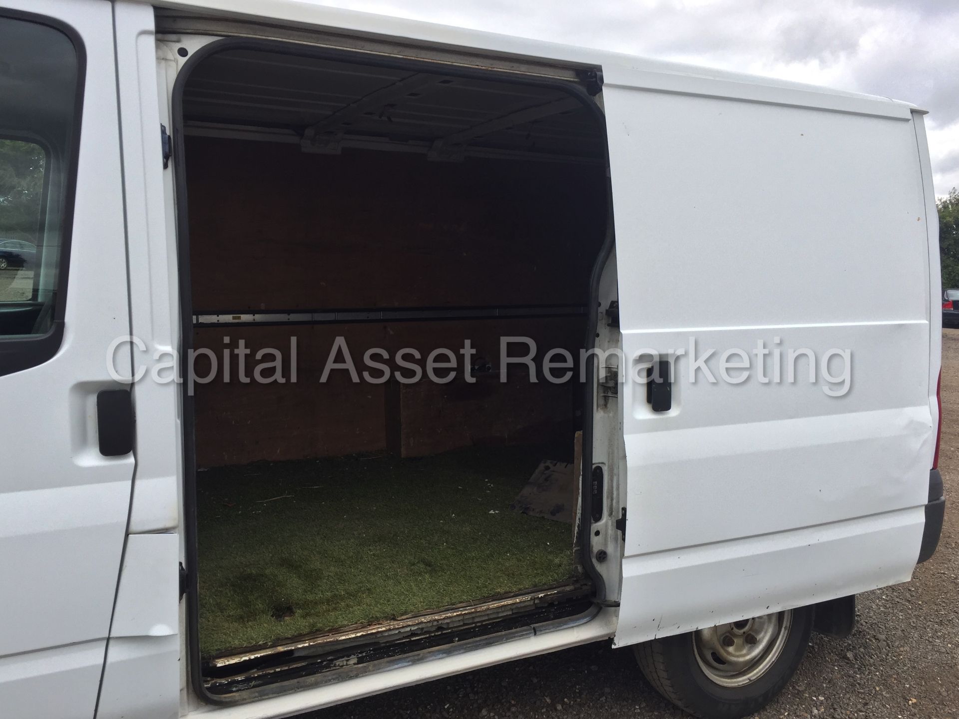 FORD TRANSIT 85 T260 SWB FWD (2010 MODEL) '2.2 TDCI - DIESEL - 5 SPEED' (NO VAT - SAVE 20%) - Image 14 of 18