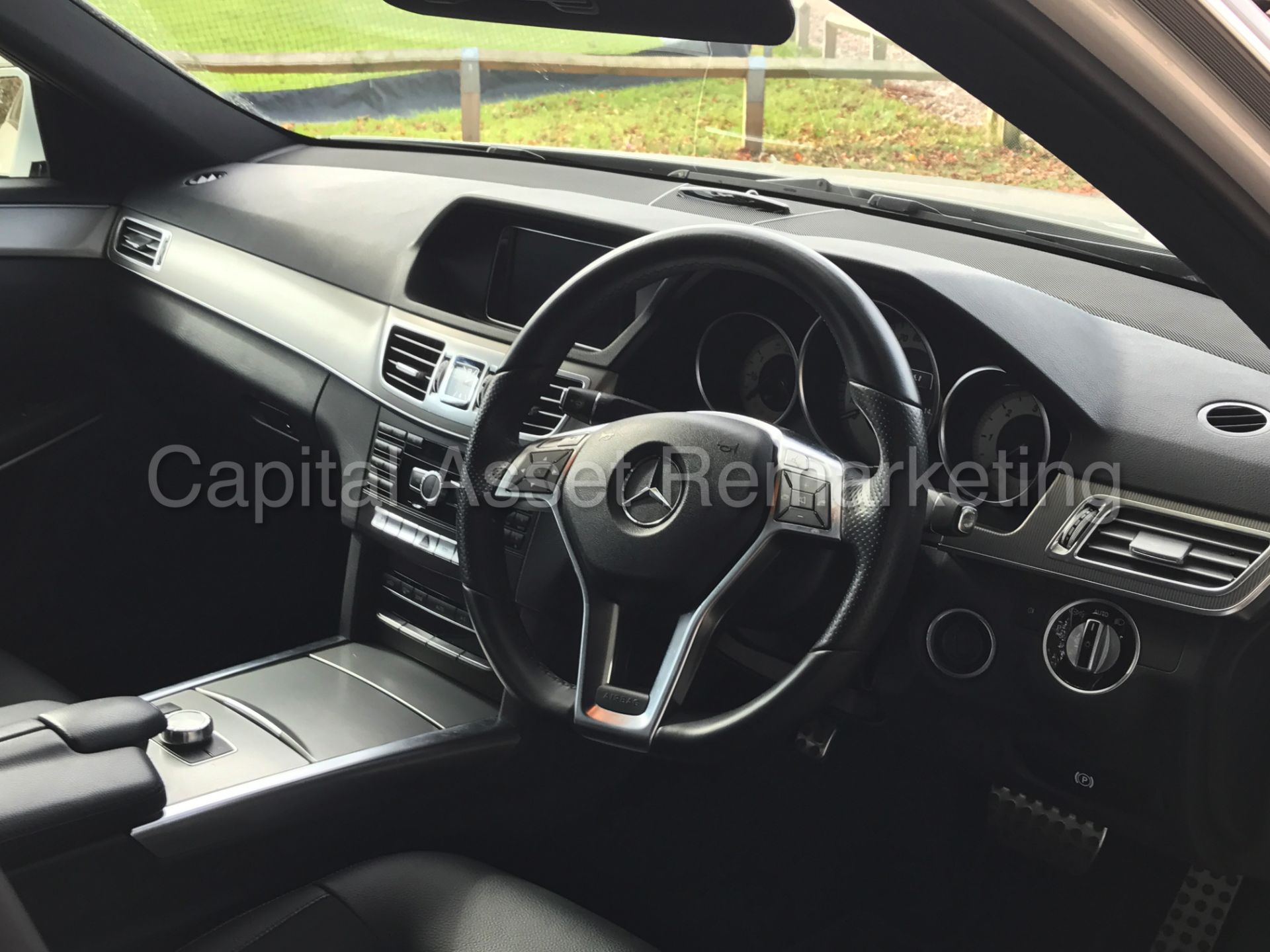 MERCEDES-BENZ E220 'AMG SPORT' (2015 MODEL) 'SALOON - AUTO - PAN ROOF - SAT NAV - LEATHER' *LOOK* - Image 29 of 33
