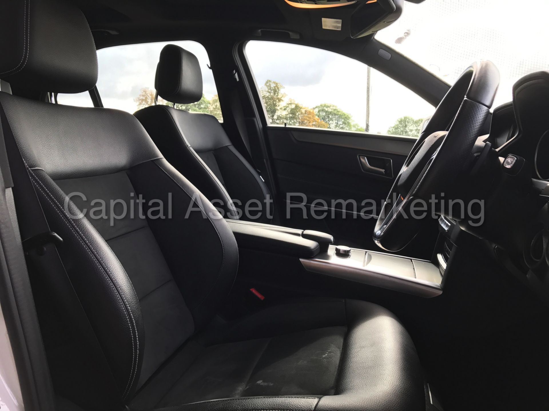 MERCEDES-BENZ E220 'AMG SPORT' (2015 MODEL) 'SALOON - AUTO - PAN ROOF - SAT NAV - LEATHER' *LOOK* - Image 28 of 33