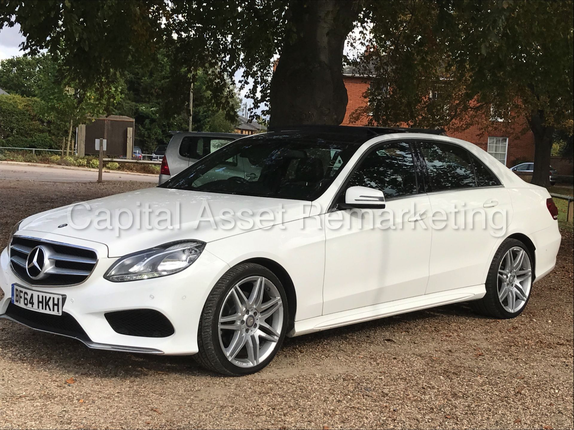 MERCEDES-BENZ E220 'AMG SPORT' (2015 MODEL) 'SALOON - AUTO - PAN ROOF - SAT NAV - LEATHER' *LOOK* - Image 6 of 33