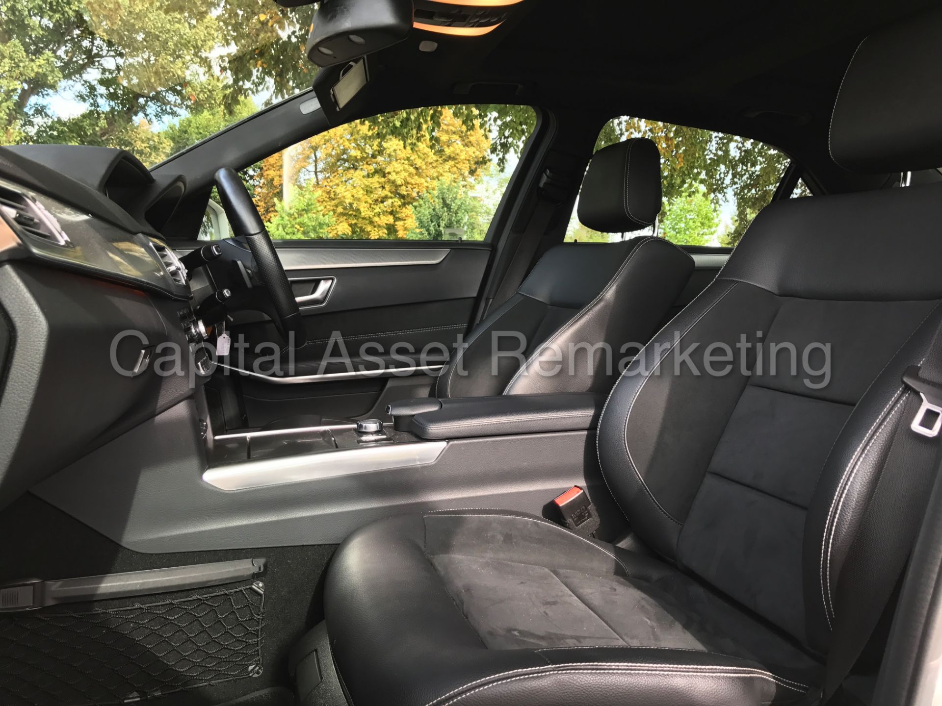 MERCEDES-BENZ E220 'AMG SPORT' (2015 MODEL) 'SALOON - AUTO - PAN ROOF - SAT NAV - LEATHER' *LOOK* - Image 23 of 33