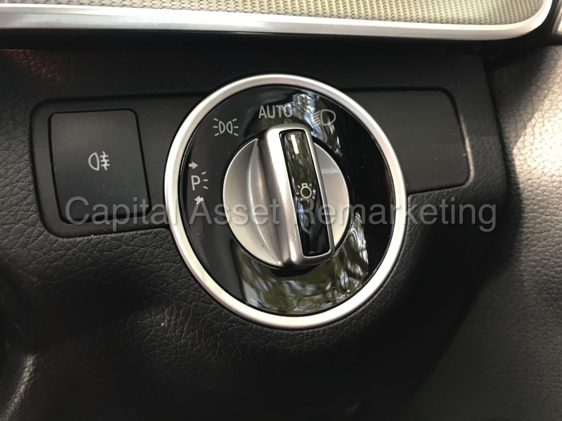 MERCEDES-BENZ E220 'AMG SPORT' (2015 MODEL) 'SALOON - AUTO - PAN ROOF - SAT NAV - LEATHER' *LOOK* - Image 22 of 33
