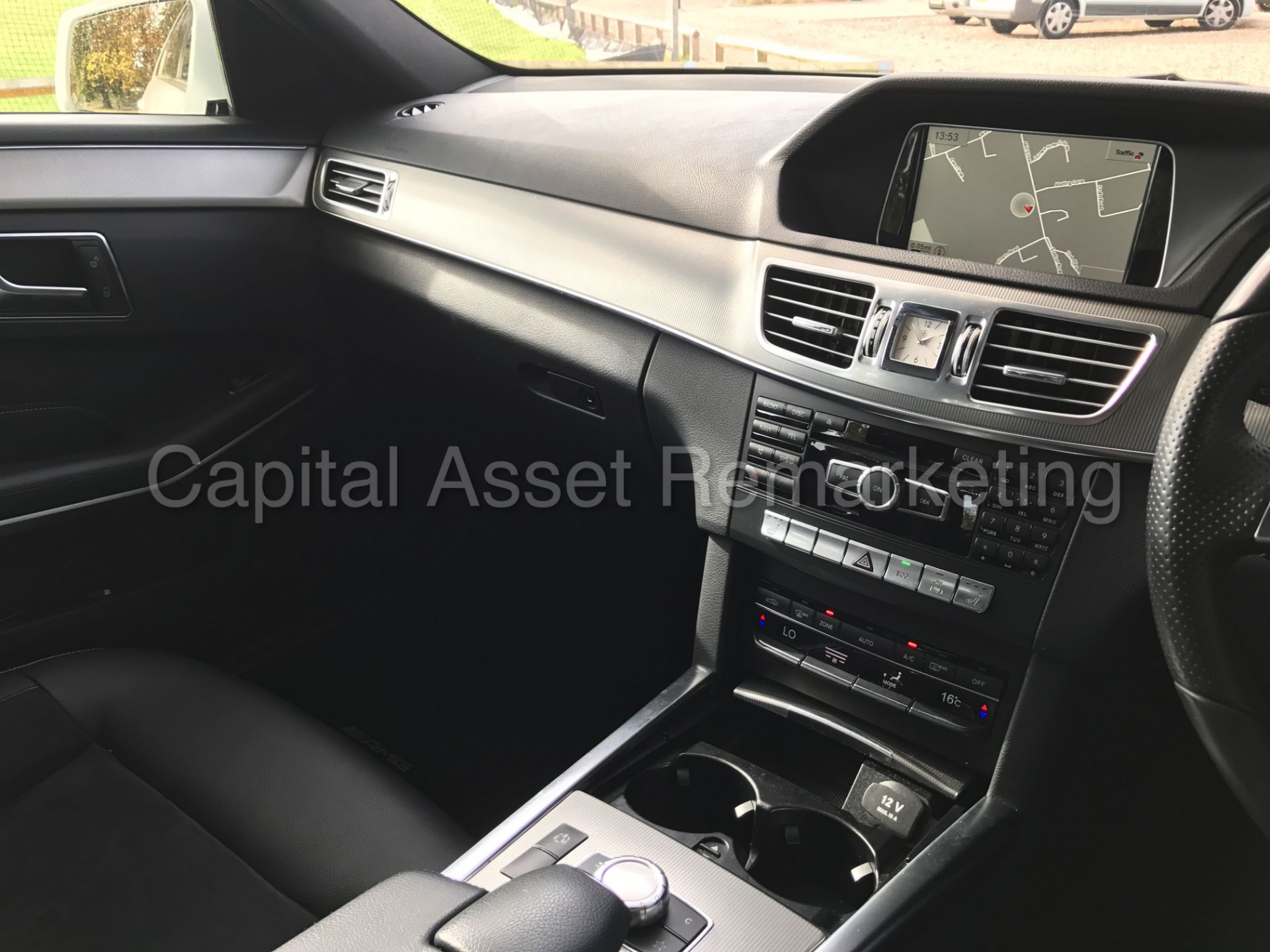 MERCEDES-BENZ E220 'AMG SPORT' (2015 MODEL) 'SALOON - AUTO - PAN ROOF - SAT NAV - LEATHER' *LOOK* - Image 21 of 33