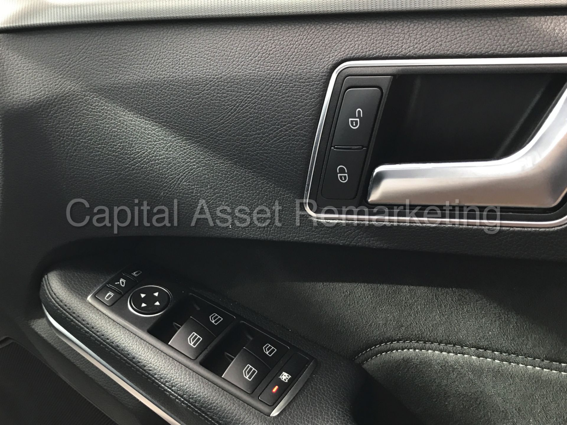 MERCEDES-BENZ E220 'AMG SPORT' (2015 MODEL) 'SALOON - AUTO - PAN ROOF - SAT NAV - LEATHER' *LOOK* - Image 30 of 33