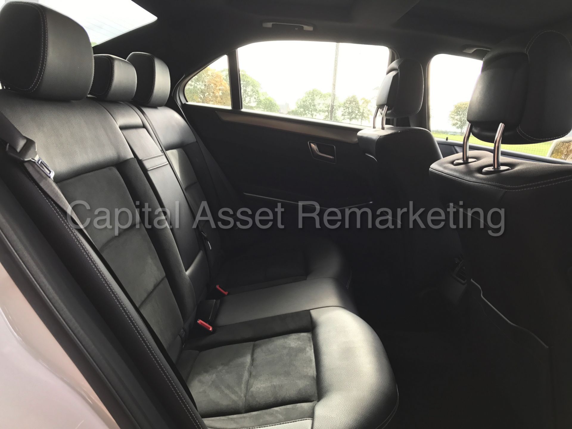 MERCEDES-BENZ E220 'AMG SPORT' (2015 MODEL) 'SALOON - AUTO - PAN ROOF - SAT NAV - LEATHER' *LOOK* - Image 27 of 33