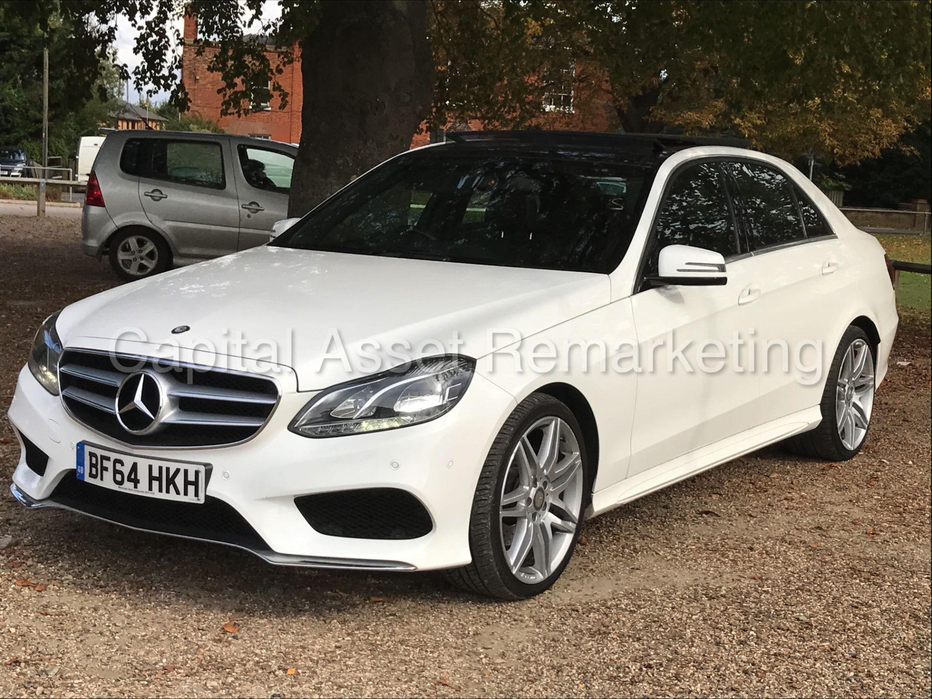 MERCEDES-BENZ E220 'AMG SPORT' (2015 MODEL) 'SALOON - AUTO - PAN ROOF - SAT NAV - LEATHER' *LOOK* - Image 4 of 33