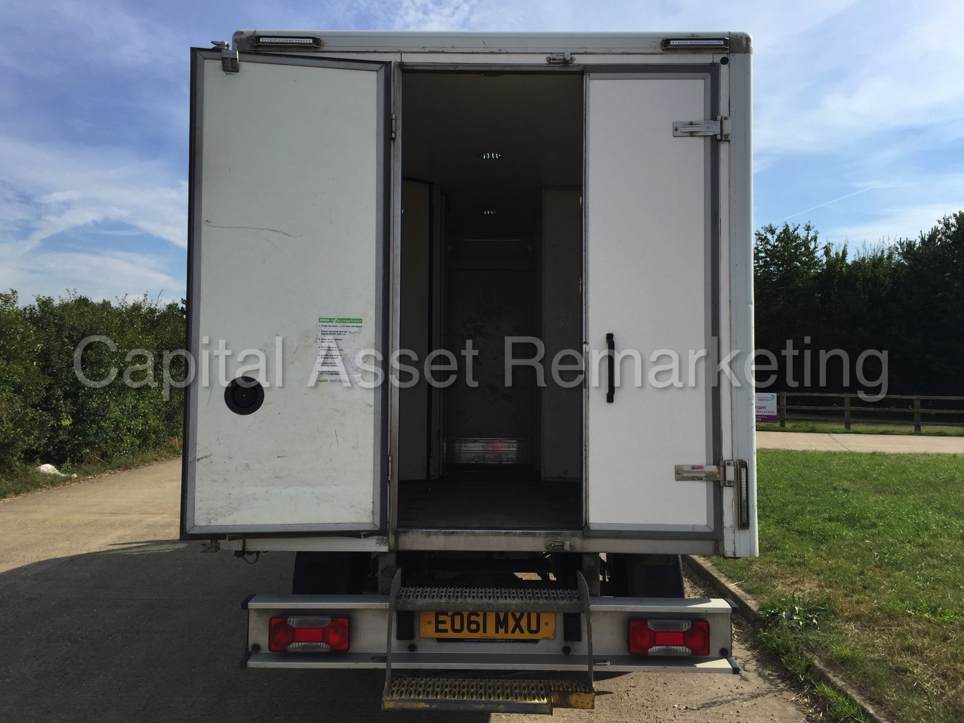 IVECO DAILY 35S11 'FRIDGE / BOX VAN' (2012 MODEL) '2.3 DIESEL - 6 SPEED' **OVER-NIGHT STANDBY** - Image 11 of 19