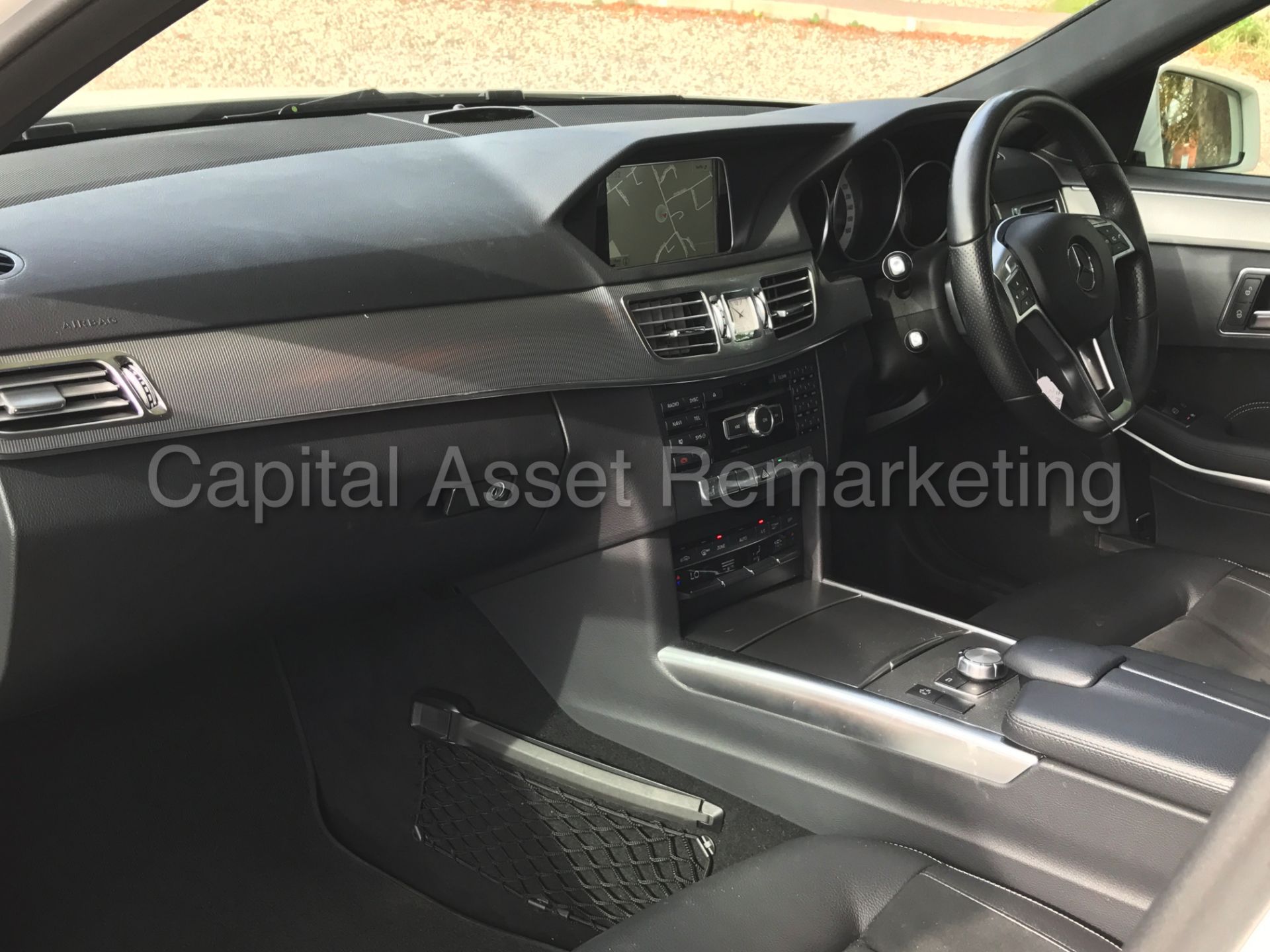 MERCEDES-BENZ E220 'AMG SPORT' (2015 MODEL) 'SALOON - AUTO - PAN ROOF - SAT NAV - LEATHER' *LOOK* - Image 24 of 33