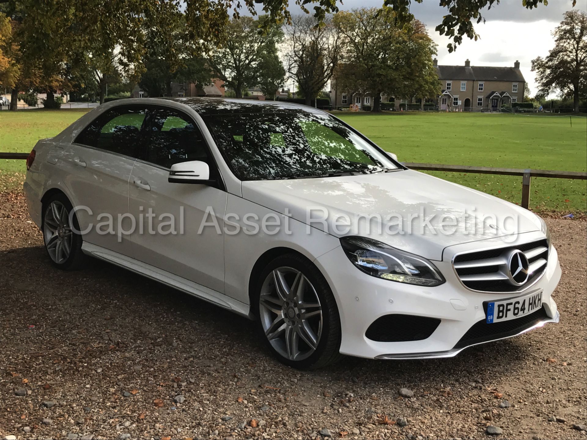 MERCEDES-BENZ E220 'AMG SPORT' (2015 MODEL) 'SALOON - AUTO - PAN ROOF - SAT NAV - LEATHER' *LOOK* - Image 2 of 33