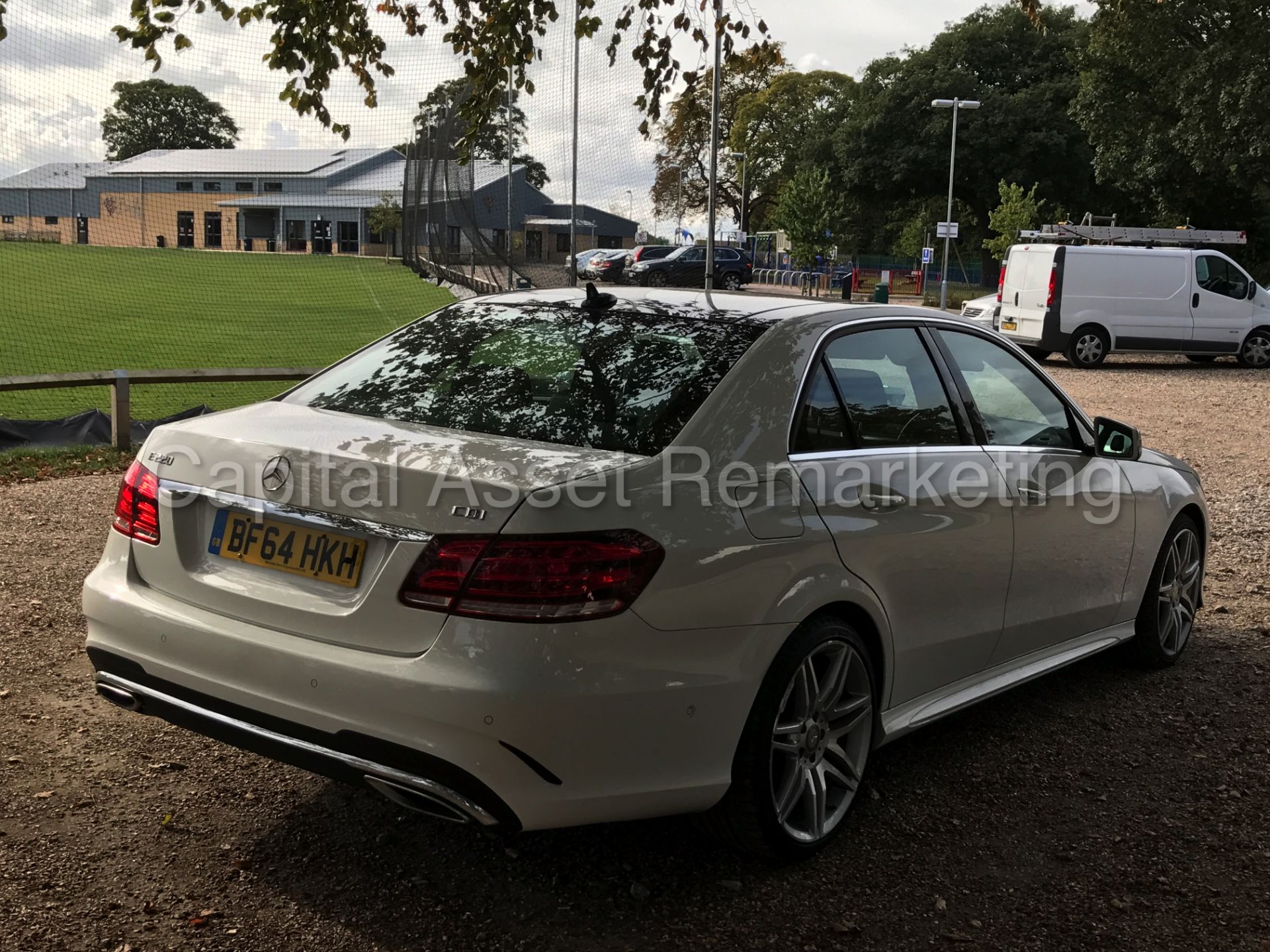 MERCEDES-BENZ E220 'AMG SPORT' (2015 MODEL) 'SALOON - AUTO - PAN ROOF - SAT NAV - LEATHER' *LOOK* - Image 11 of 33