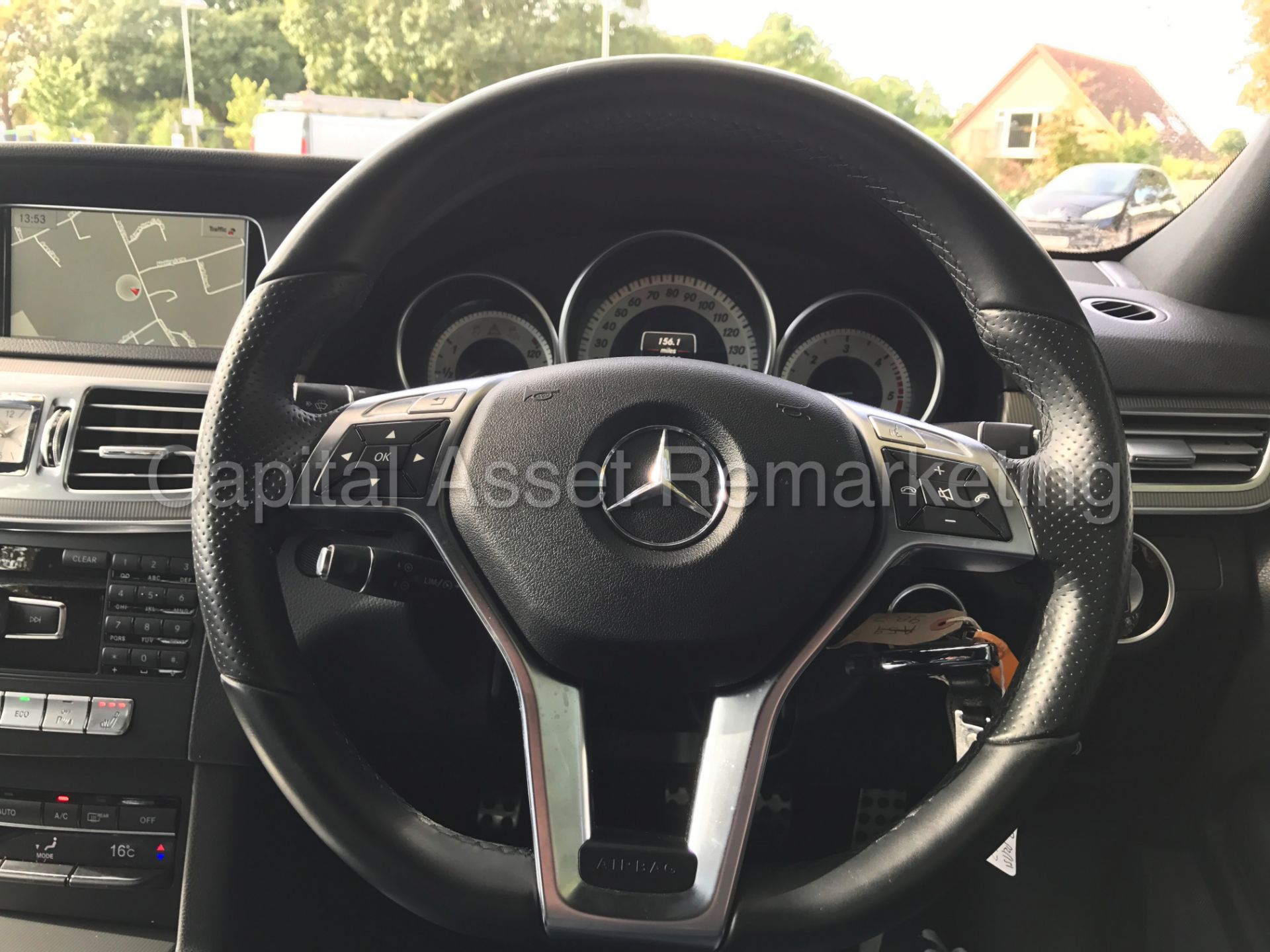 MERCEDES-BENZ E220 'AMG SPORT' (2015 MODEL) 'SALOON - AUTO - PAN ROOF - SAT NAV - LEATHER' *LOOK* - Image 18 of 33