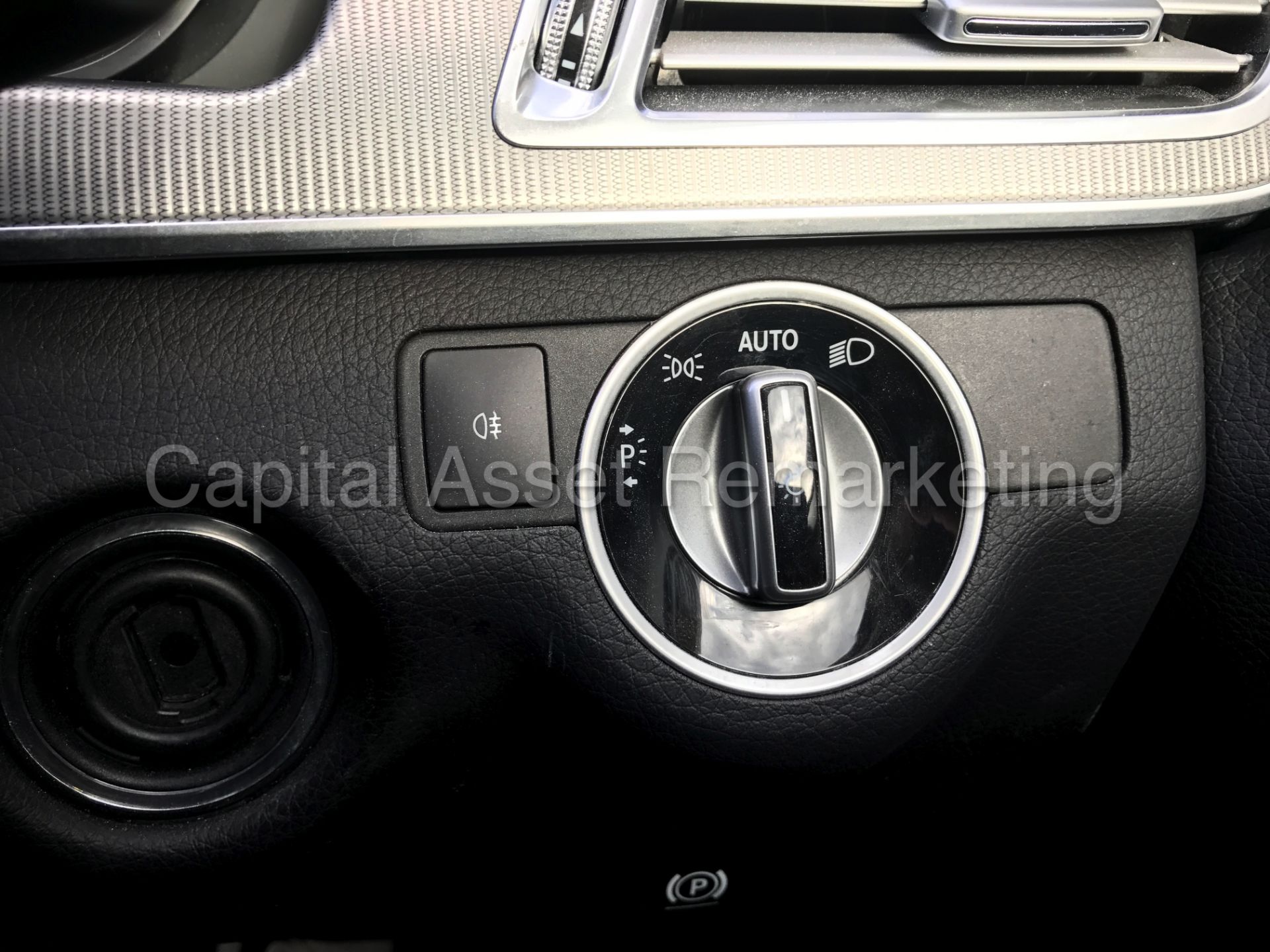 MERCEDES-BENZ E220 CDI 'AMG SPORT' (2014) 'SALOON - 7-G AUTO TIP-TRONIC - SAT NAV - LEATHER' *LOOK* - Image 21 of 26