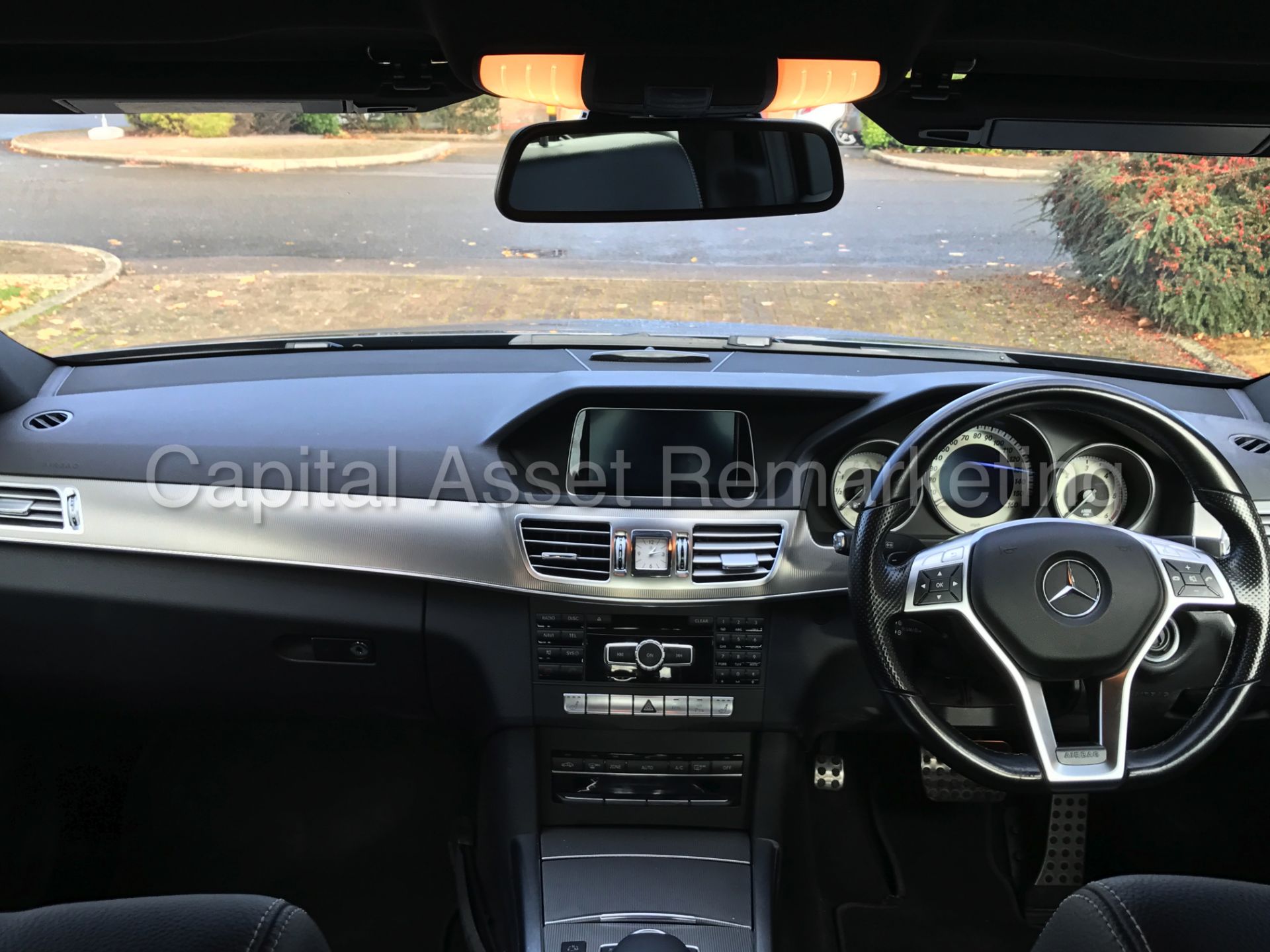 MERCEDES-BENZ E220 CDI 'AMG SPORT' (2014) 'SALOON - 7-G AUTO TIP-TRONIC - SAT NAV - LEATHER' *LOOK* - Image 17 of 26