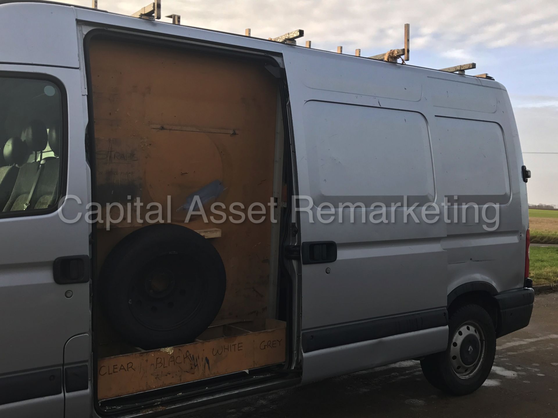 RENAULT MASTER 'LWB HI-ROOF' (2009 MODEL) '2.5 DCI - 120 PS - 6 SPEED - AIR CON' **FULL MOT** - Image 11 of 20