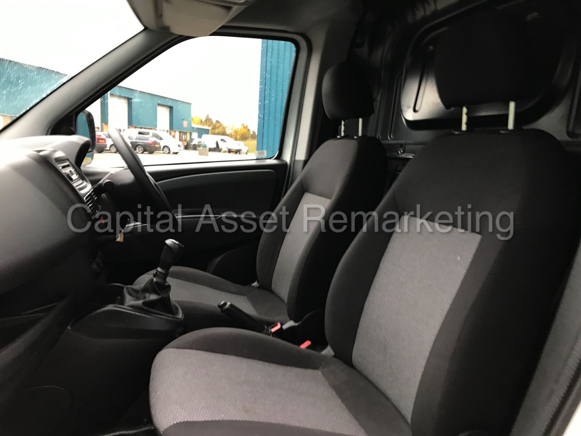 FIAT DOBLO 16V SWB (2014 MODEL) '1.3 MULTI-JET - DIESEL - 5 SPEED' (1 COMPANY OWNER) **LOW MILES** - Image 17 of 20