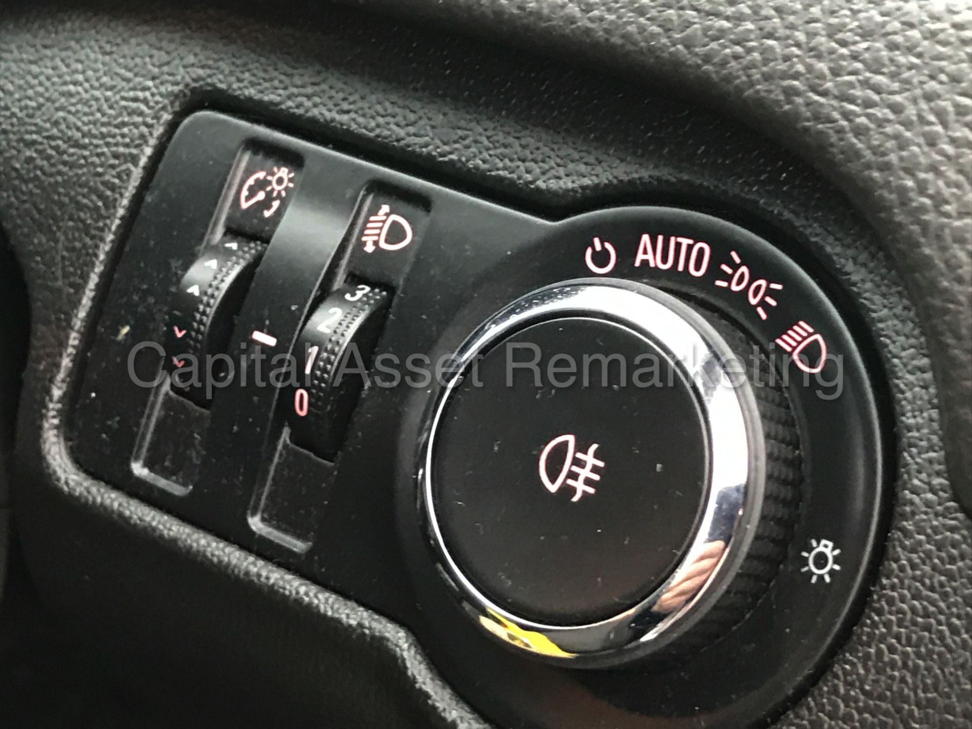 VAUXHALL INSIGNIA 'EXCLUSIVE' (2012) '2.0 CDTI - 6 SPEED - STOP/START - AIR CON' *1 FORMER KEEPER* - Image 16 of 26