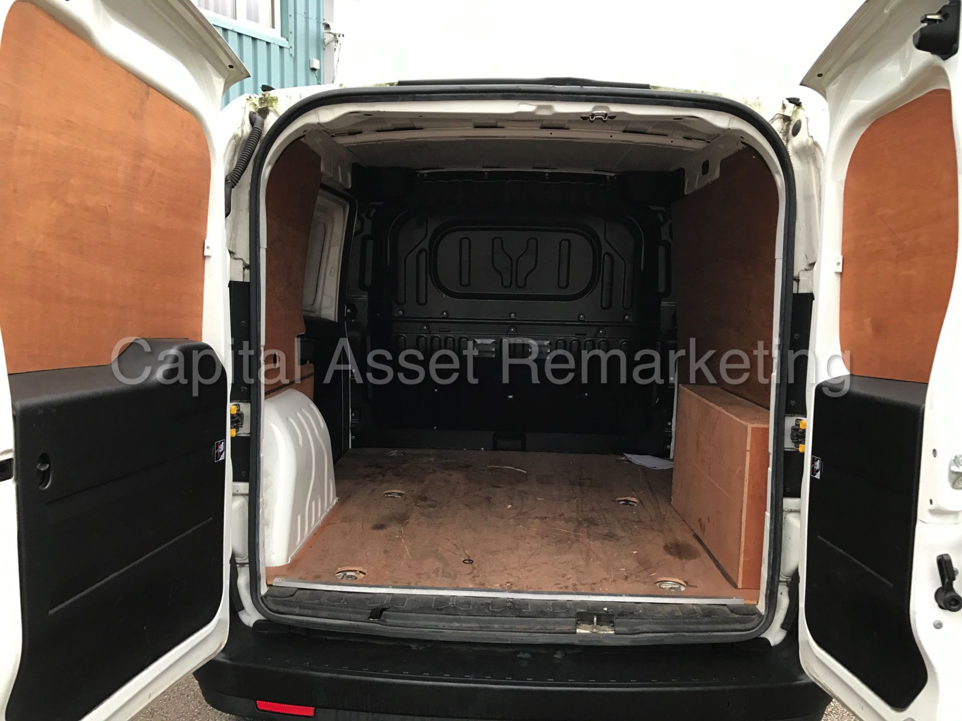 FIAT DOBLO 16V SWB (2014 MODEL) '1.3 MULTI-JET - DIESEL - 5 SPEED' (1 COMPANY OWNER) **LOW MILES** - Image 11 of 20