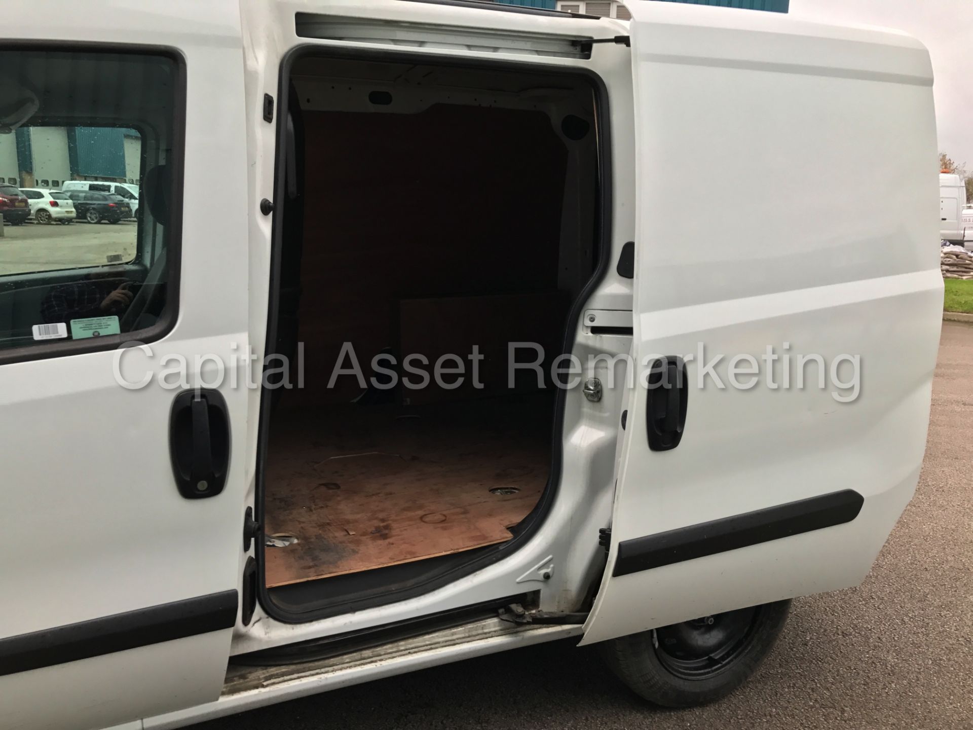 FIAT DOBLO 16V SWB (2014 MODEL) '1.3 MULTI-JET - DIESEL - 5 SPEED' (1 COMPANY OWNER) **LOW MILES** - Image 10 of 20