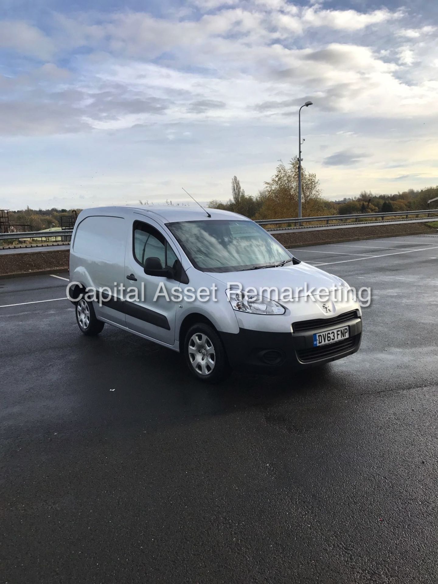 PEUGEOT PARTNER 1.6 EHDI "PROFESSIONAL" 2014 MODEL - 1 OWNER - AIR CON - MASSIVE SPEC - LOW MILES!! - Image 3 of 12